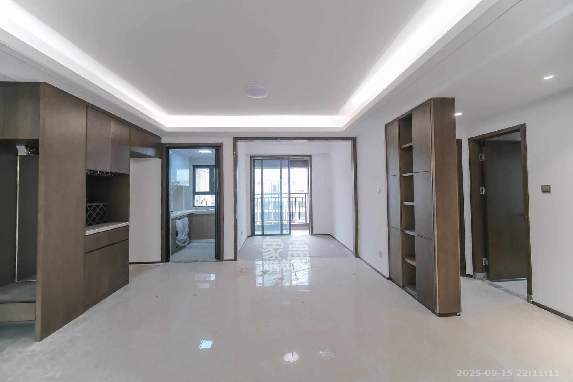 荣盛城  3室2厅2卫    105.8万客厅