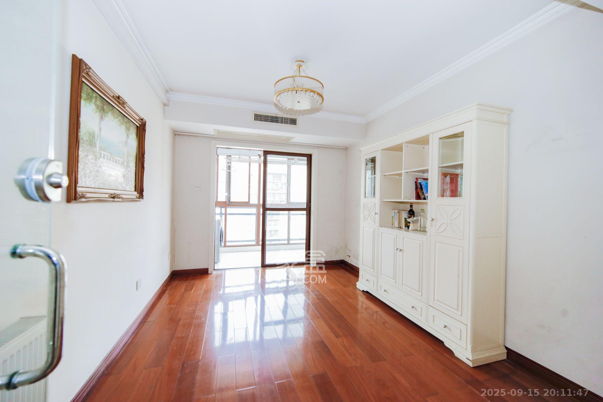 鑫天山水洲城 6室2厅3卫 5600.0元/月 鑫天山水洲城 6室2厅3卫 5600.0元/月室内图