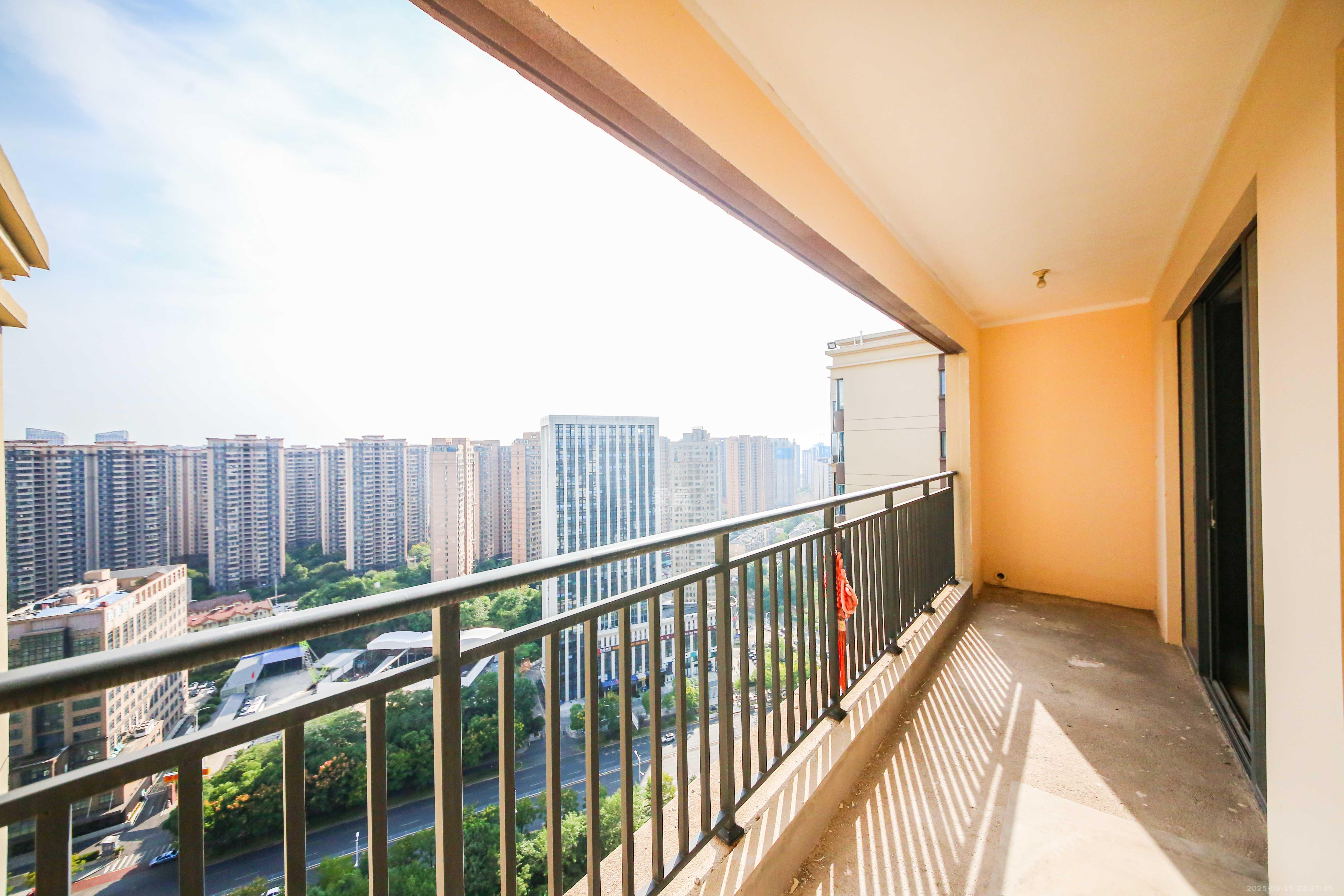 中建钰和城  4室2厅2卫    165.0万阳台