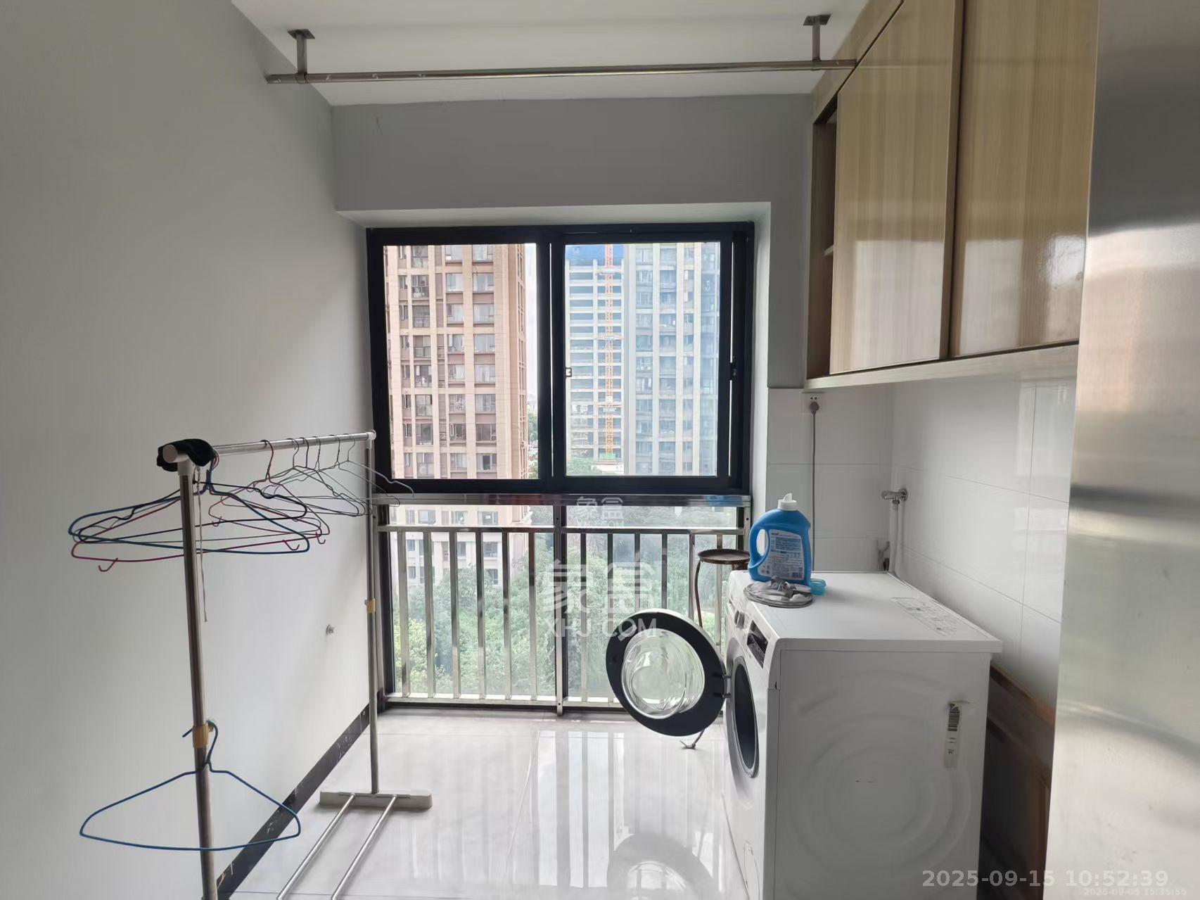 海拔东方  3室2厅1卫    2250.0元/月室内图