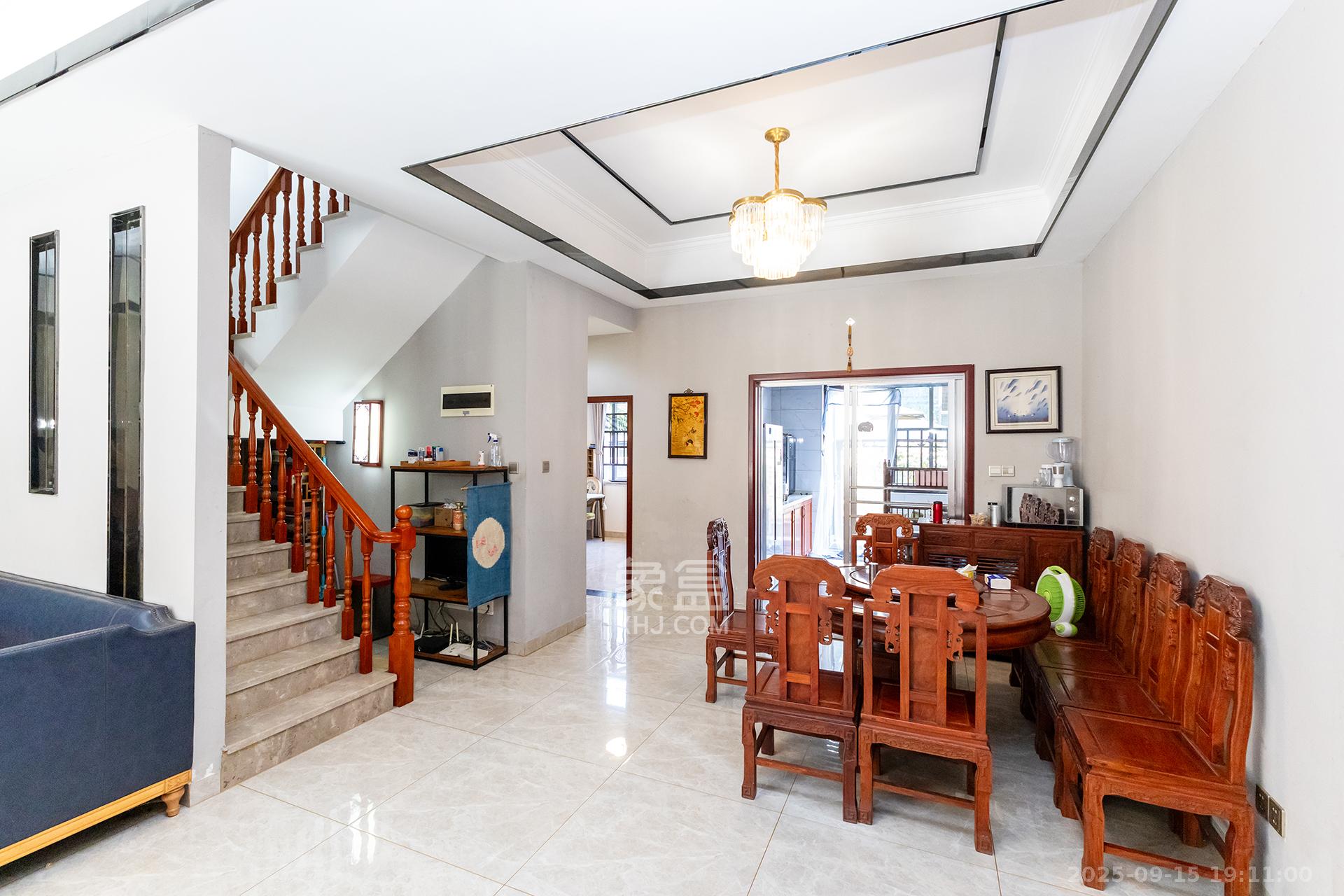 龙湖璟宸原著(龙湖紫宸) 5室2厅4卫 480.0万 龙湖璟宸原著(龙湖紫宸) 5室2厅4卫 480.0万客厅