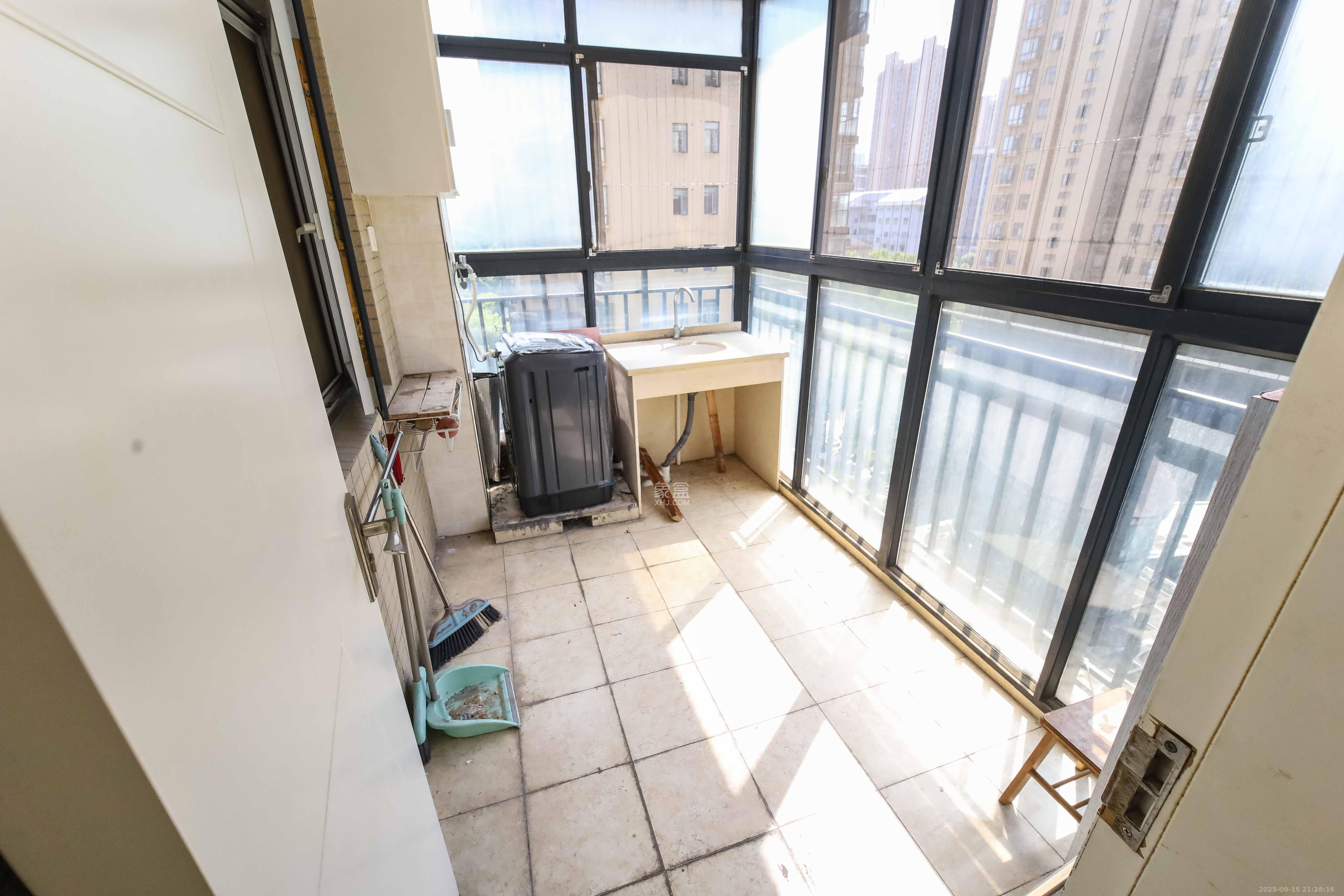 泊爱蓝湾  3室2厅2卫    130.0万阳台