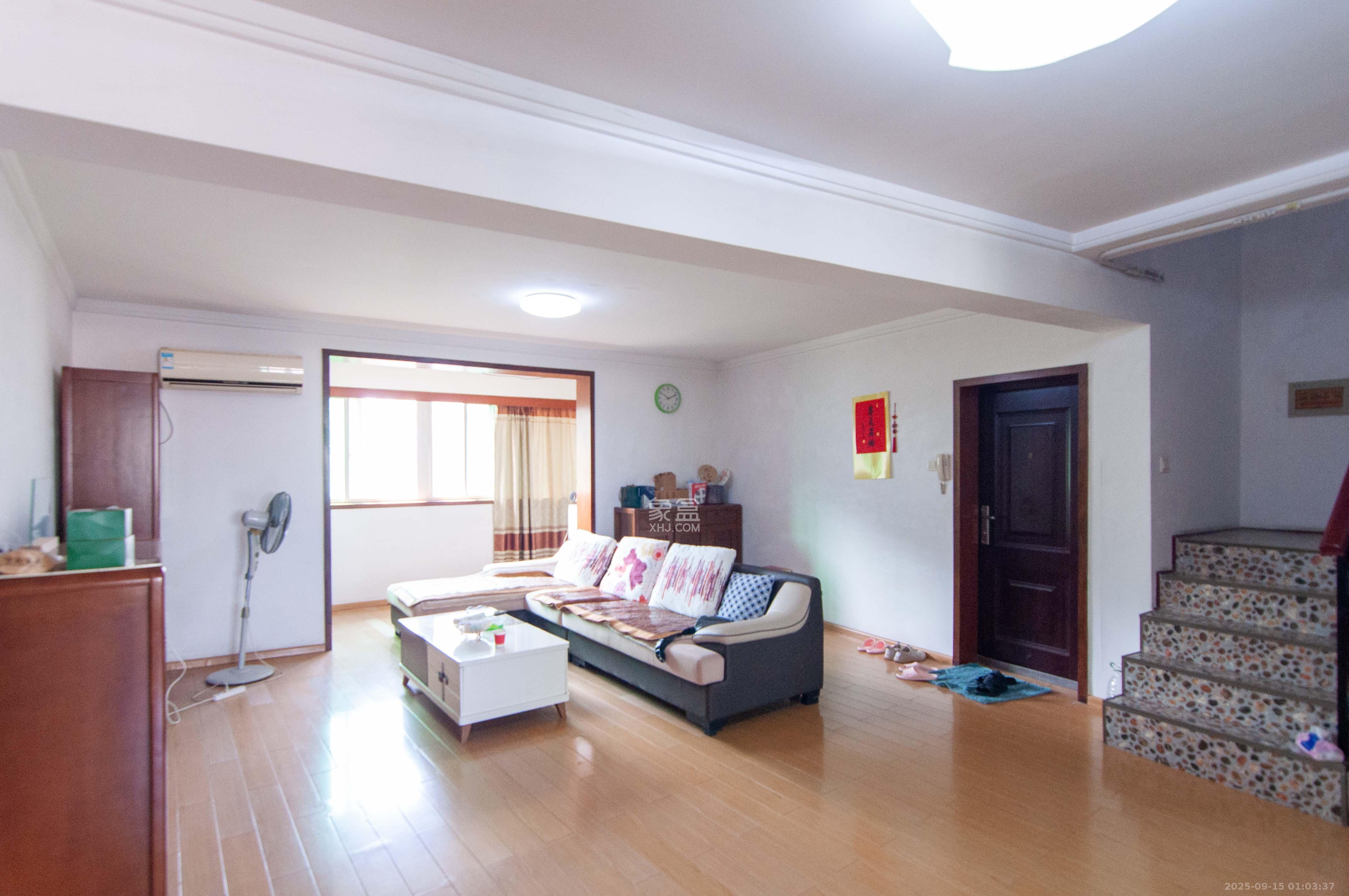 广厦新苑  4室2厅2卫    138.0万客厅