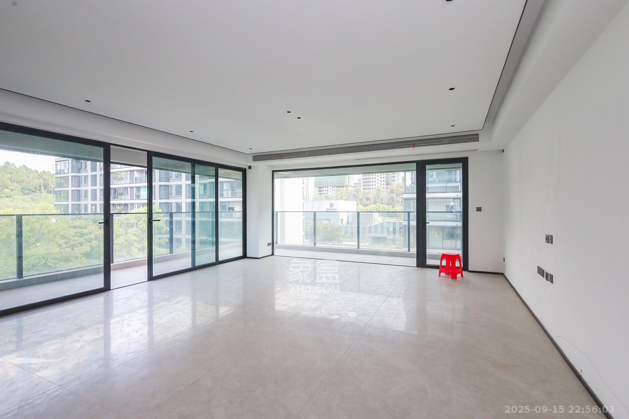 万科森林公园 4室2厅3卫 450.0万 万科森林公园 4室2厅3卫 450.0万客厅