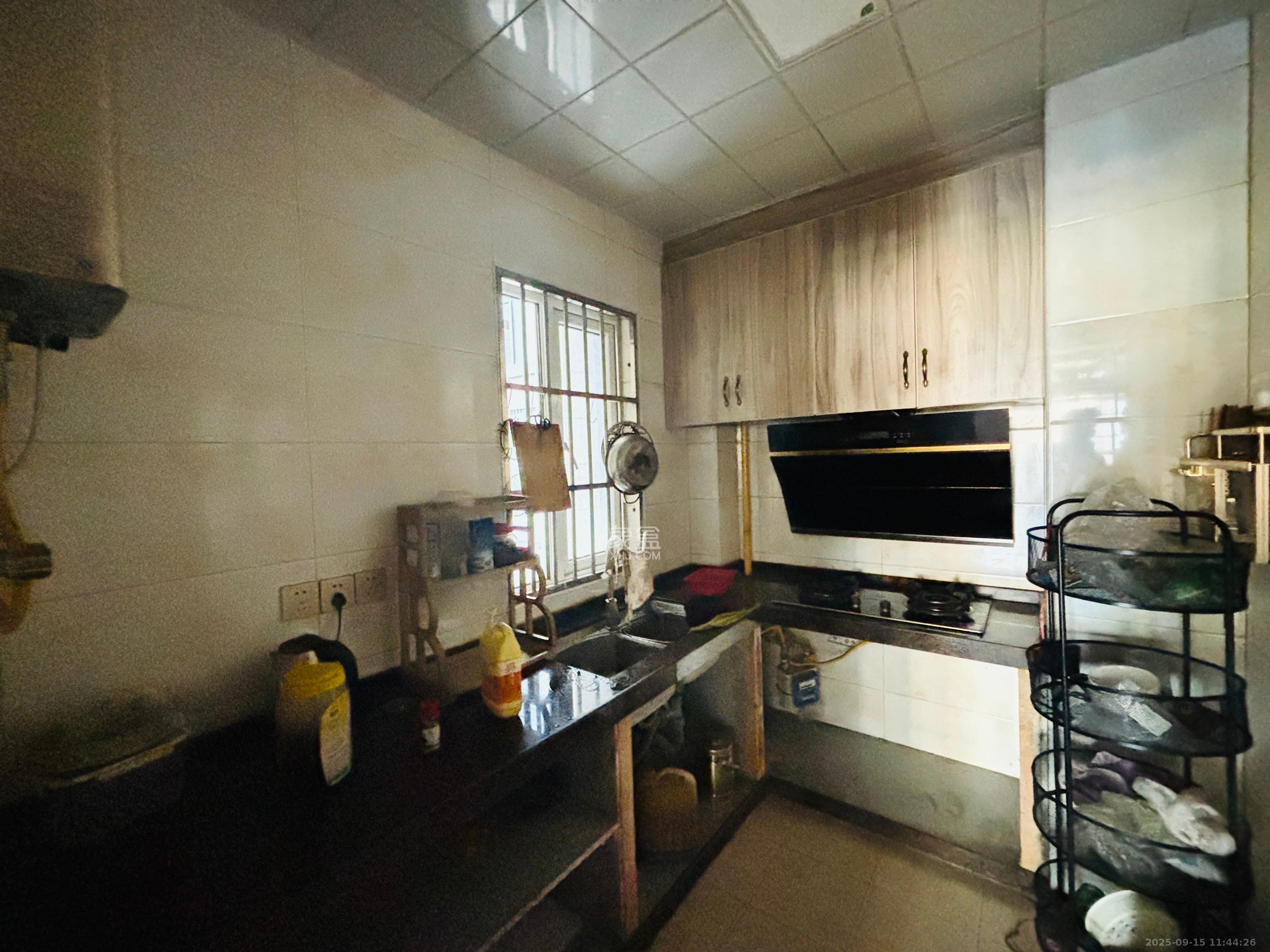 荣盛花语城  3室2厅2卫    2000.0元/月室内图