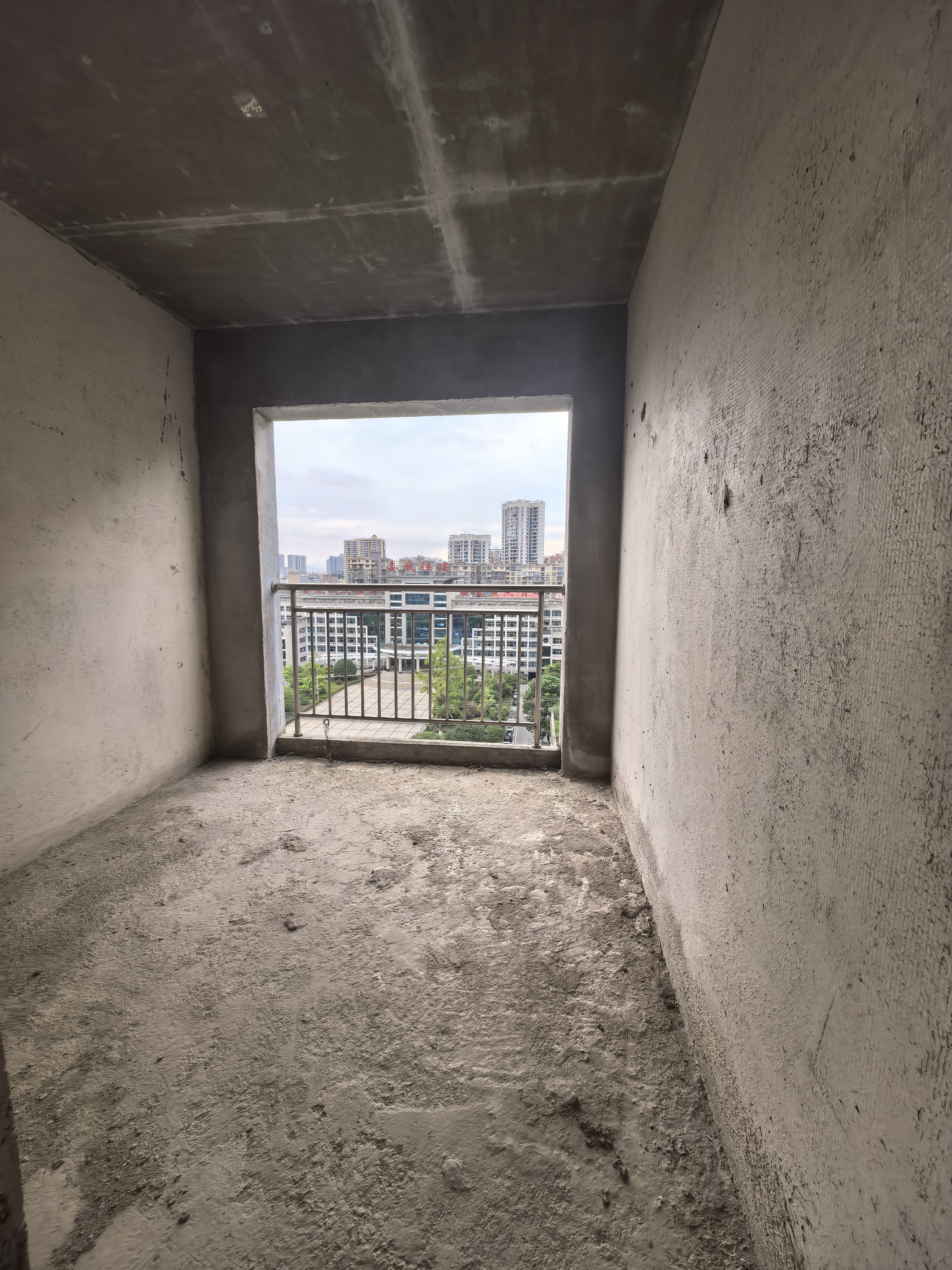 龙庭贵筑二期 5室2厅2卫 59.8万 龙庭贵筑二期 5室2厅2卫 59.8万客厅