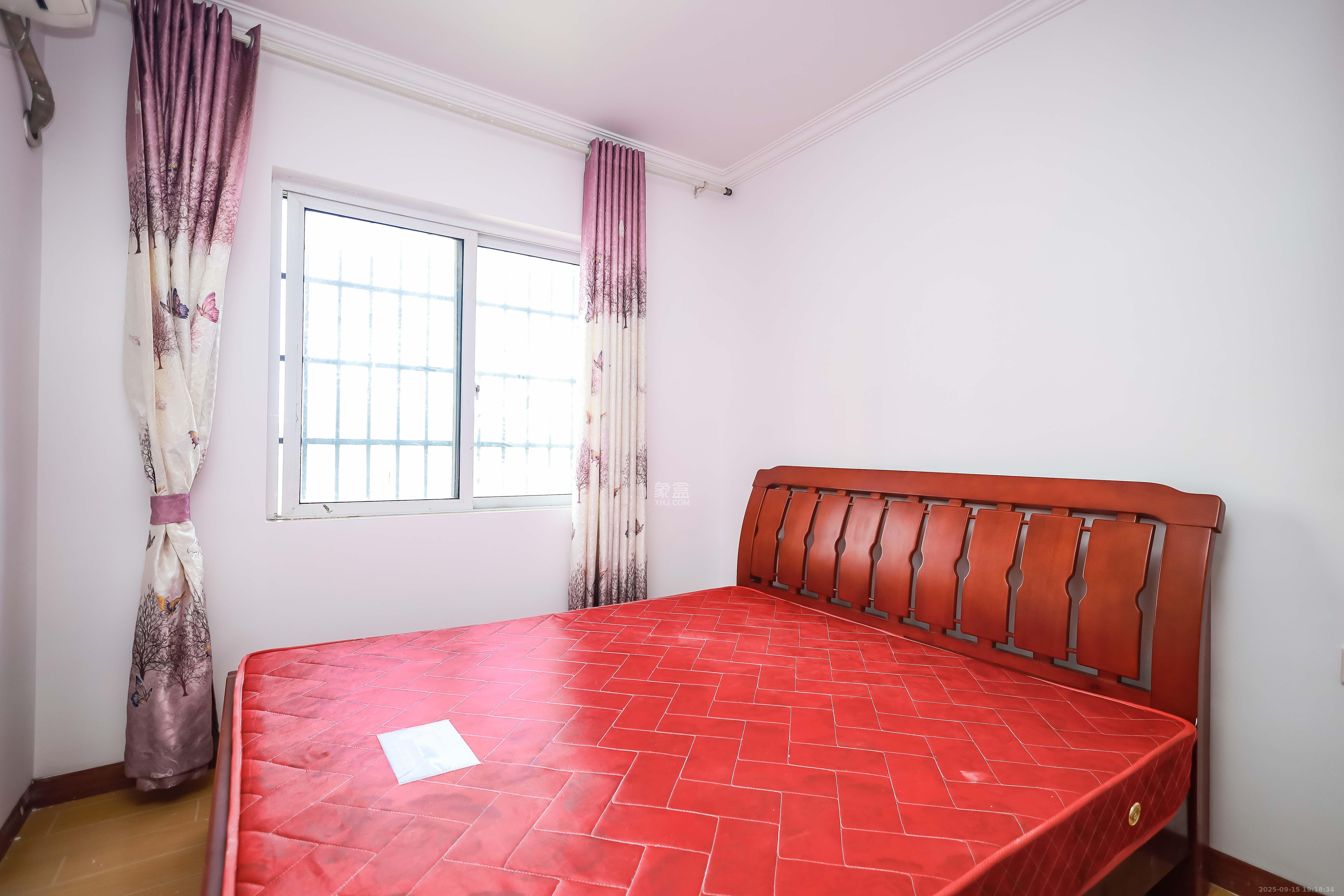 天麓尚层  3室1厅2卫    76.8万卧室