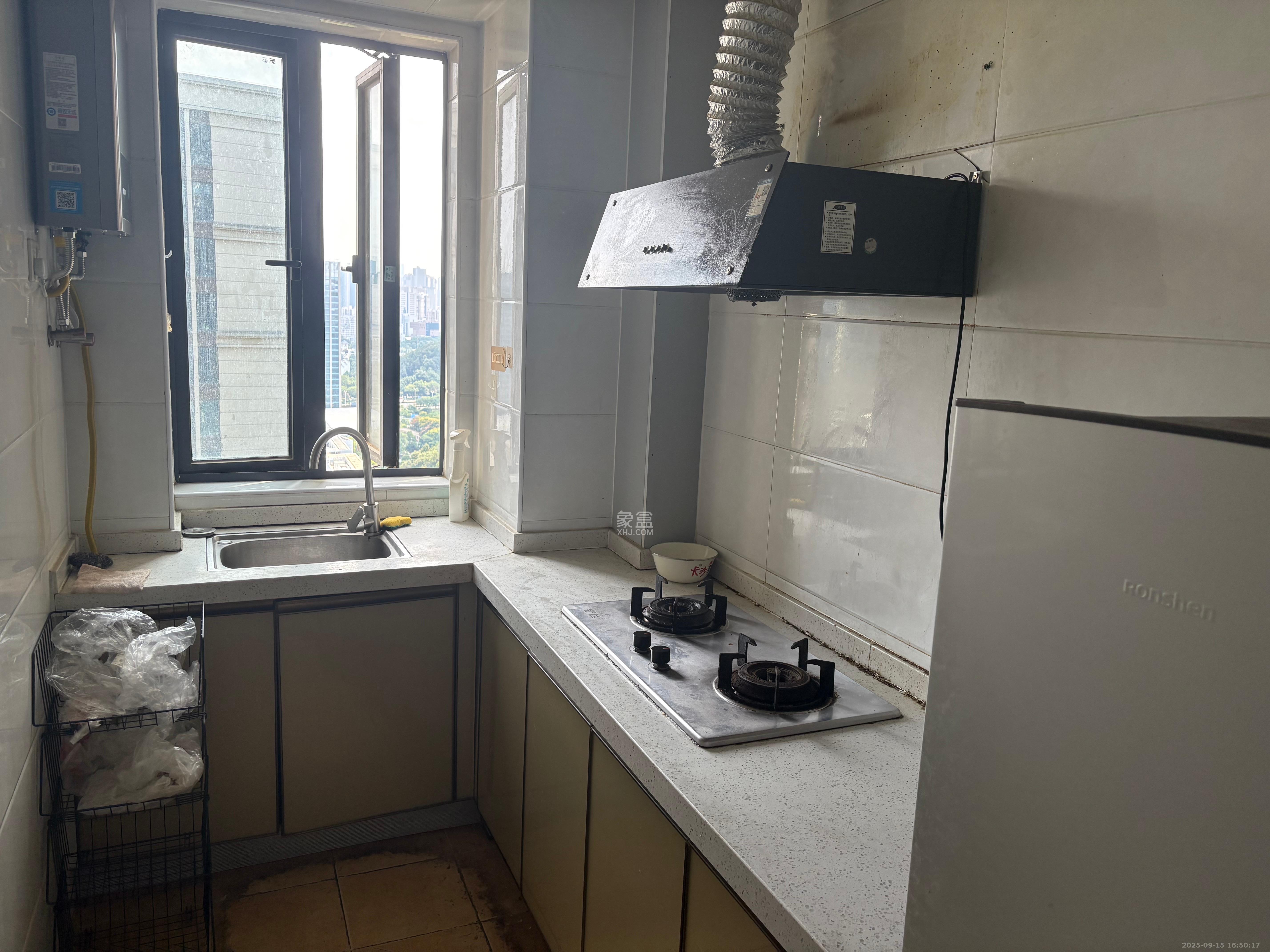 荣泰广场 3室2厅1卫 2400.0元/月 荣泰广场 3室2厅1卫 2400.0元/月室内图