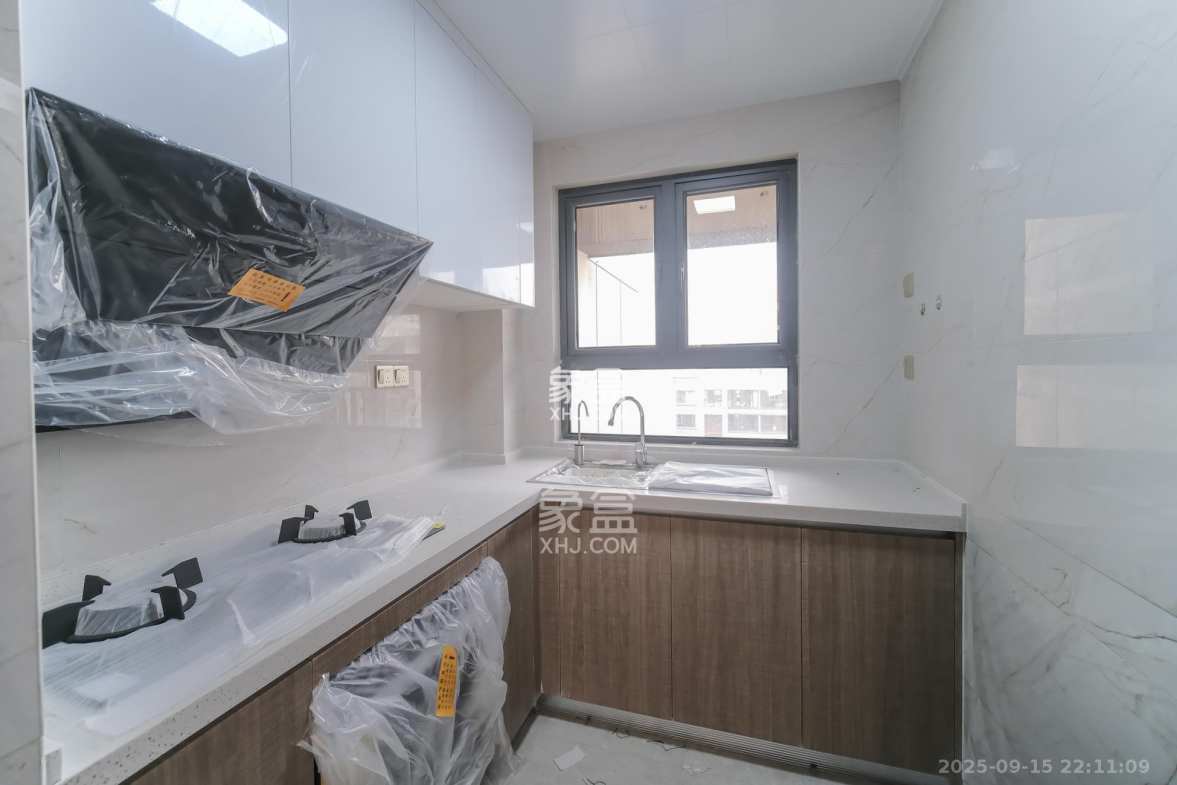 荣盛城  3室2厅2卫    105.8万 荣盛城  3室2厅2卫    105.8万厨房