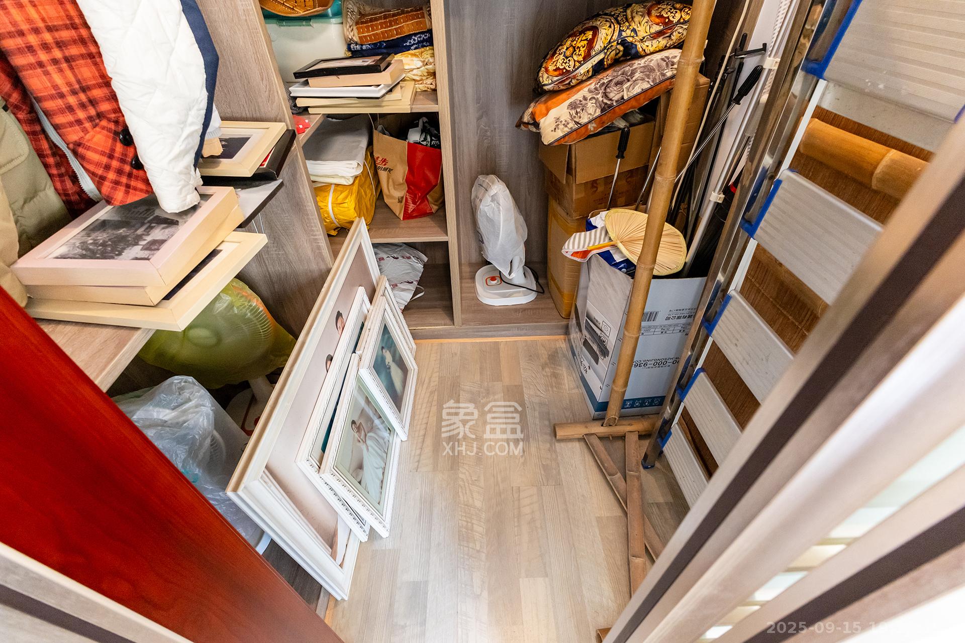 龙湖璟宸原著（龙湖紫宸）  5室2厅4卫   480.00万卧室