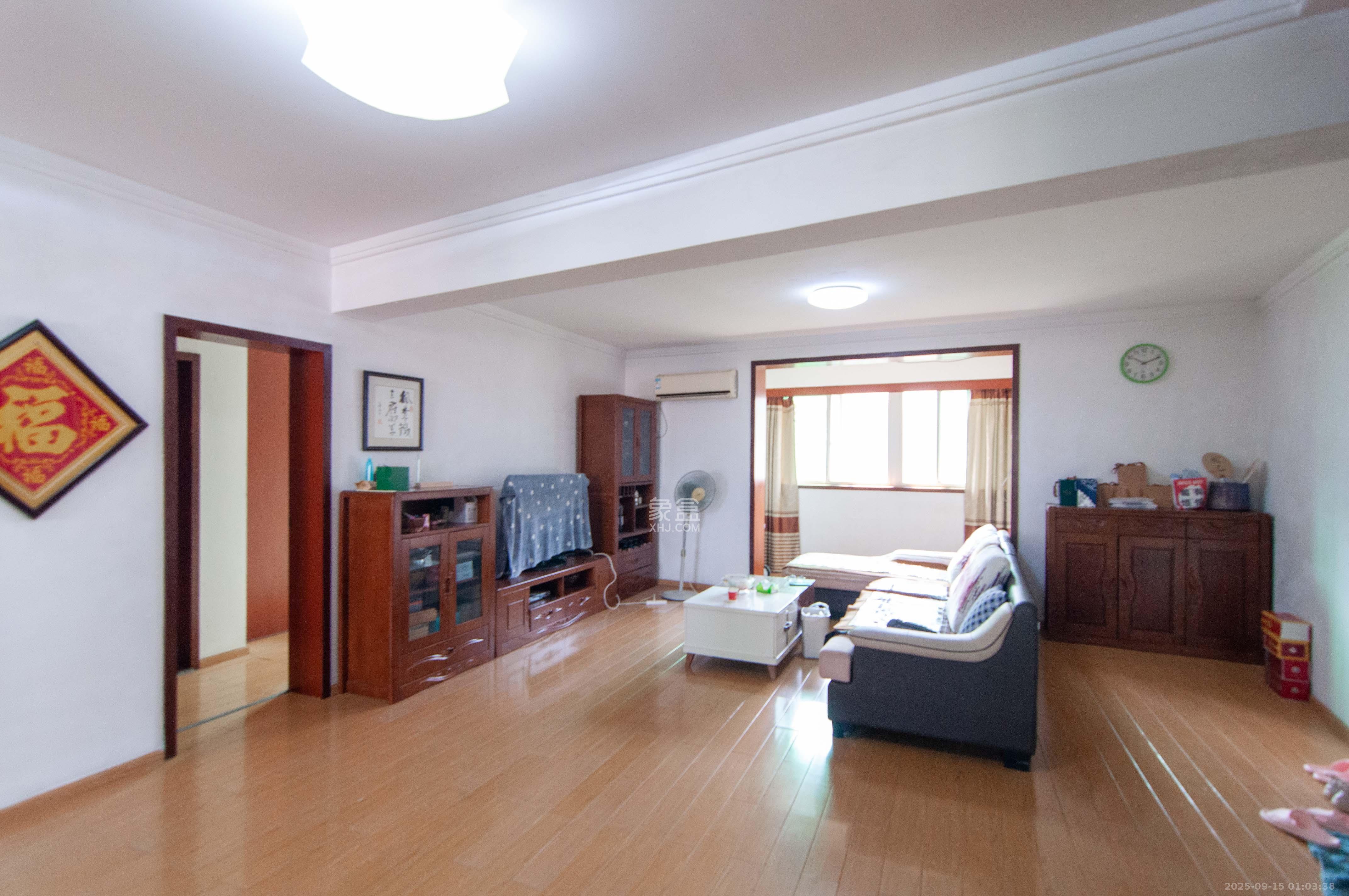 广厦新苑  4室2厅2卫    138.0万客厅