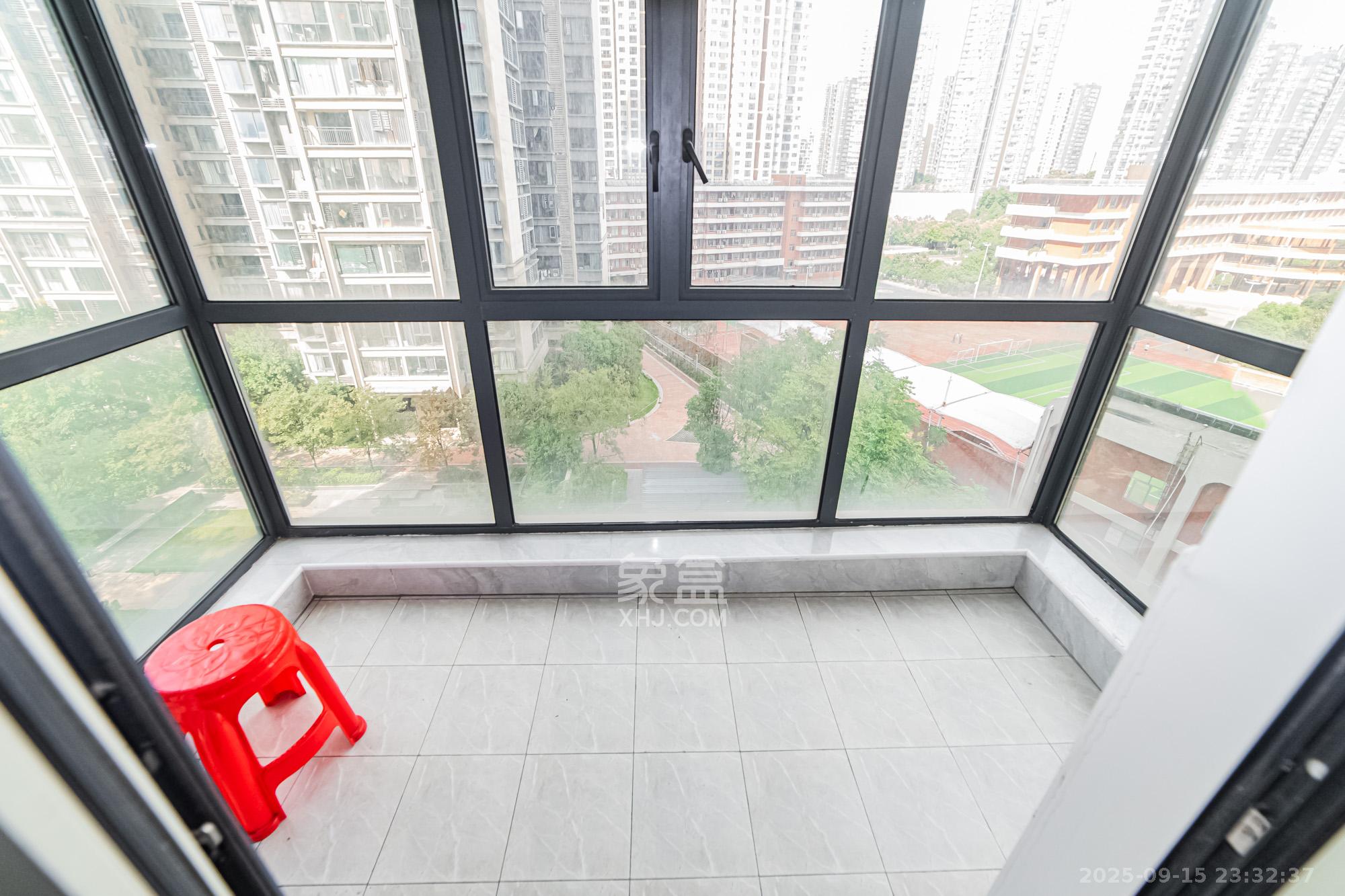 北辰三角洲E7区  4室2厅2卫    255.0万阳台