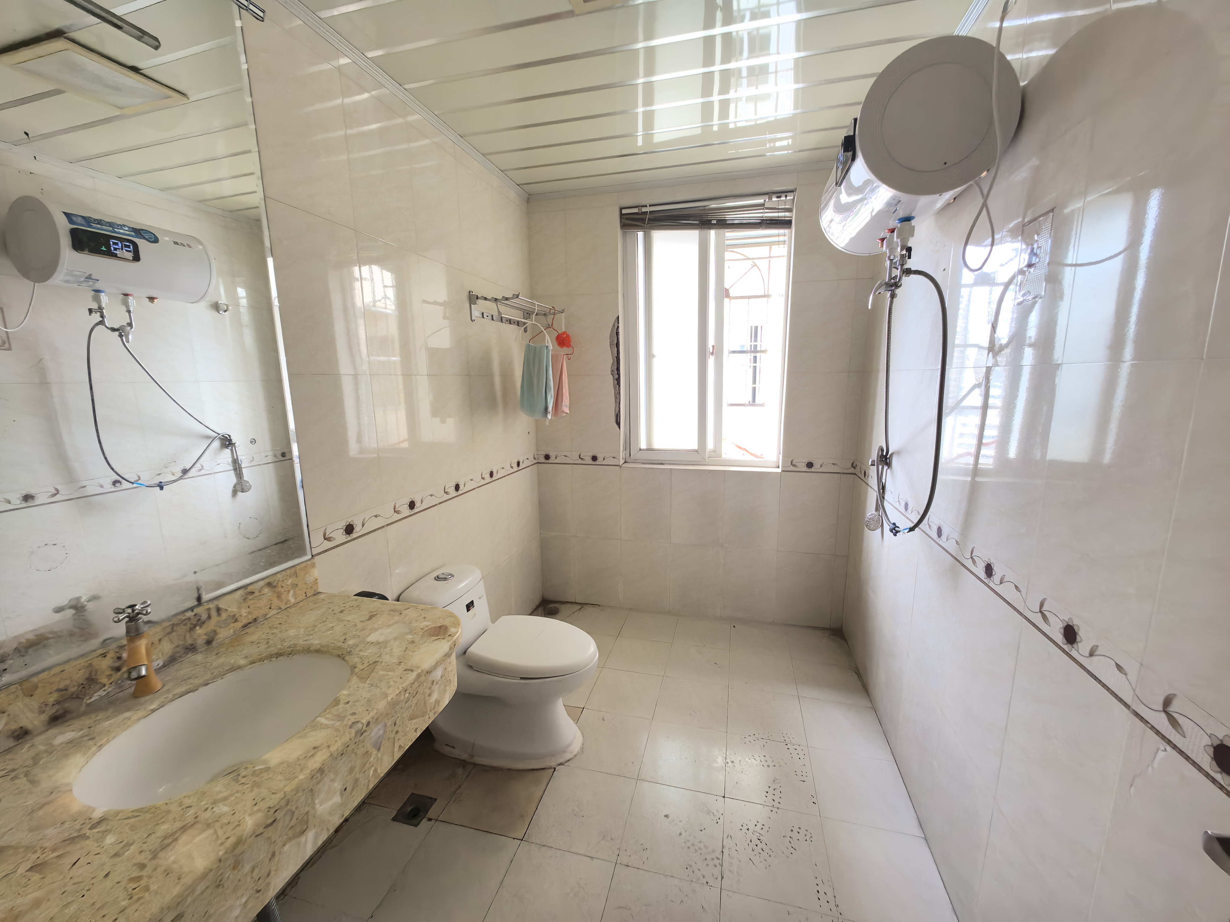 环海大厦 5室1厅2卫 2500.0元/月 环海大厦 5室1厅2卫 2500.0元/月室内图