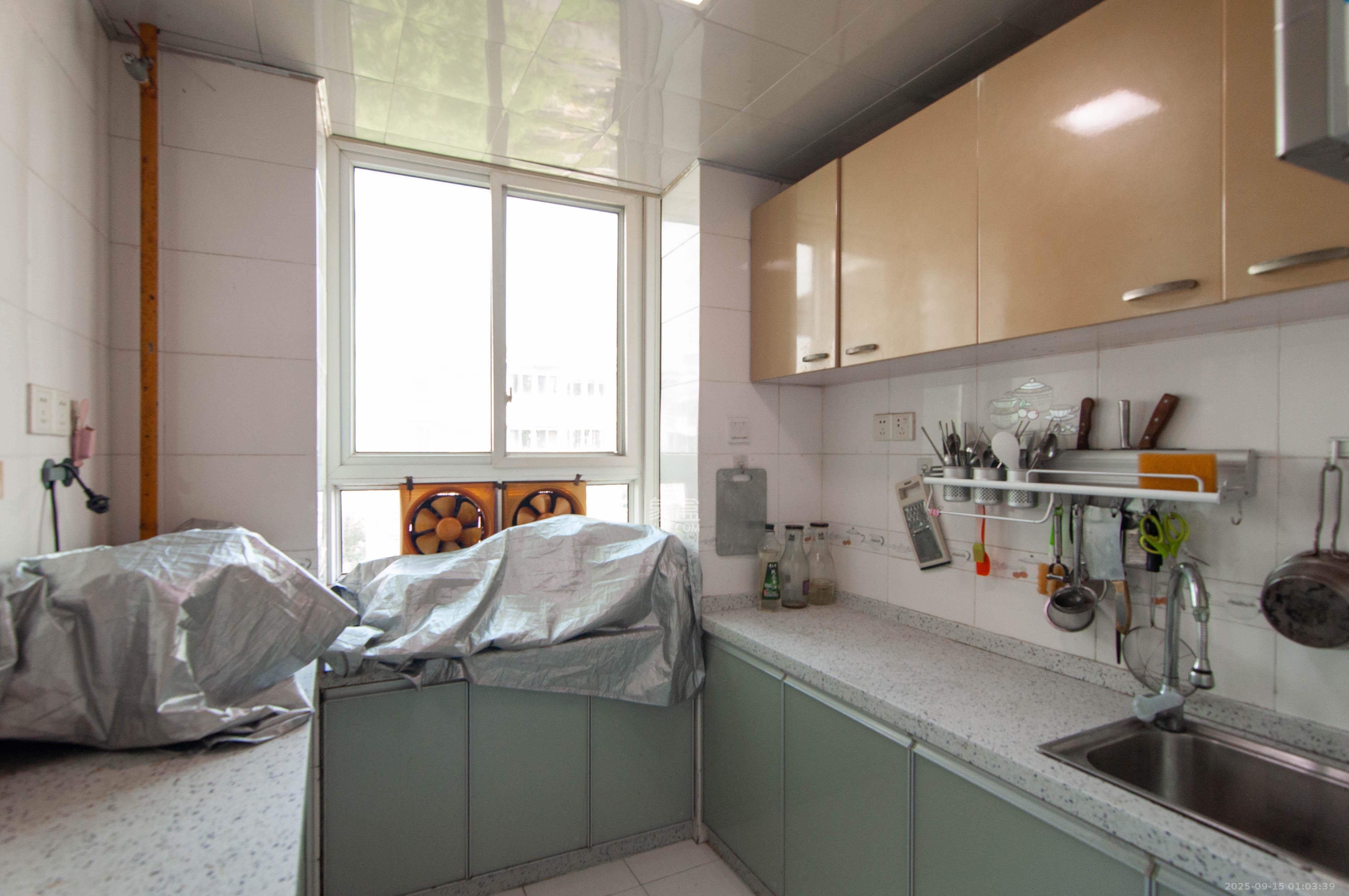 广厦新苑  4室2厅2卫    138.0万厨房