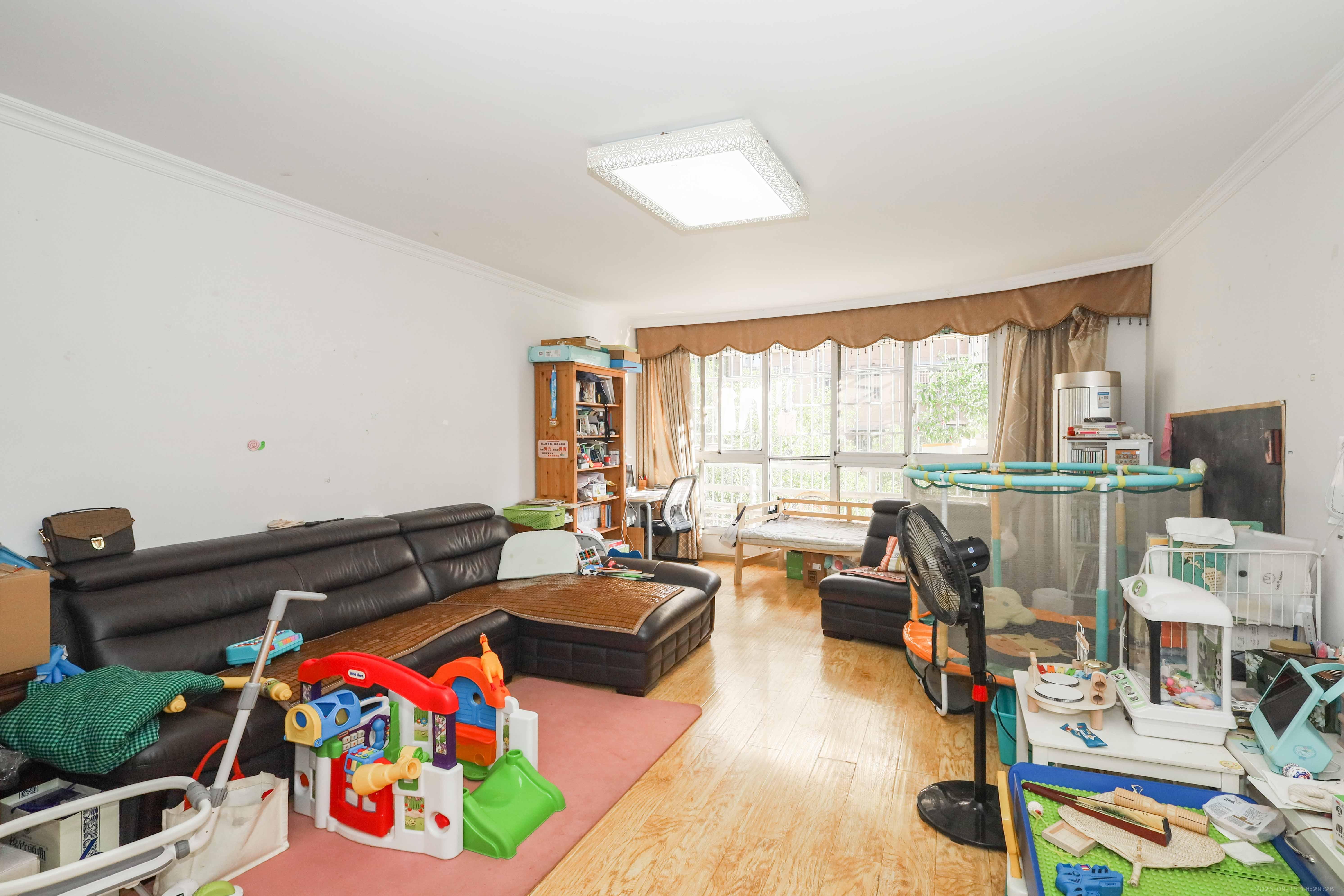 涉外花园 3室2厅2卫 72.0万 涉外花园 3室2厅2卫 72.0万客厅