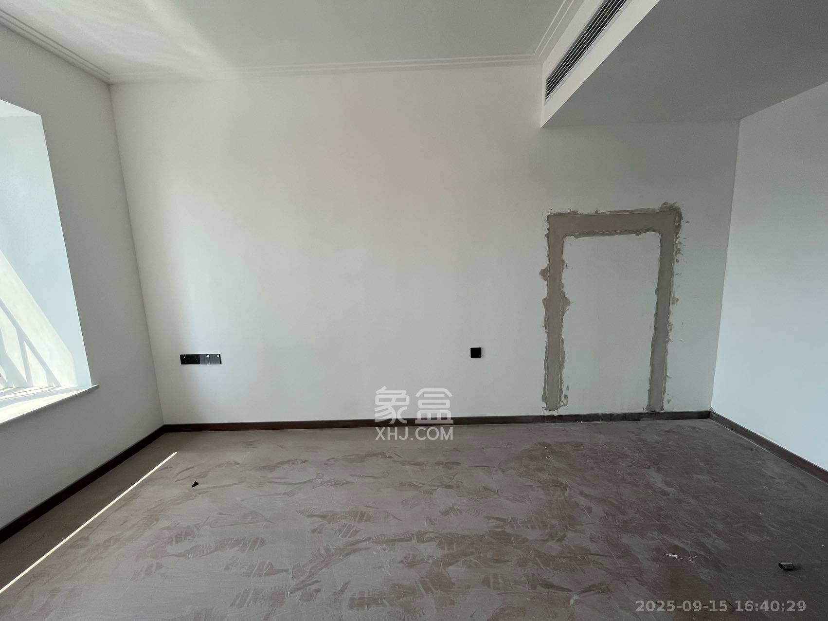 绿地V岛  4室2厅2卫    3500.0元/月 绿地V岛  4室2厅2卫    3500.0元/月室内图