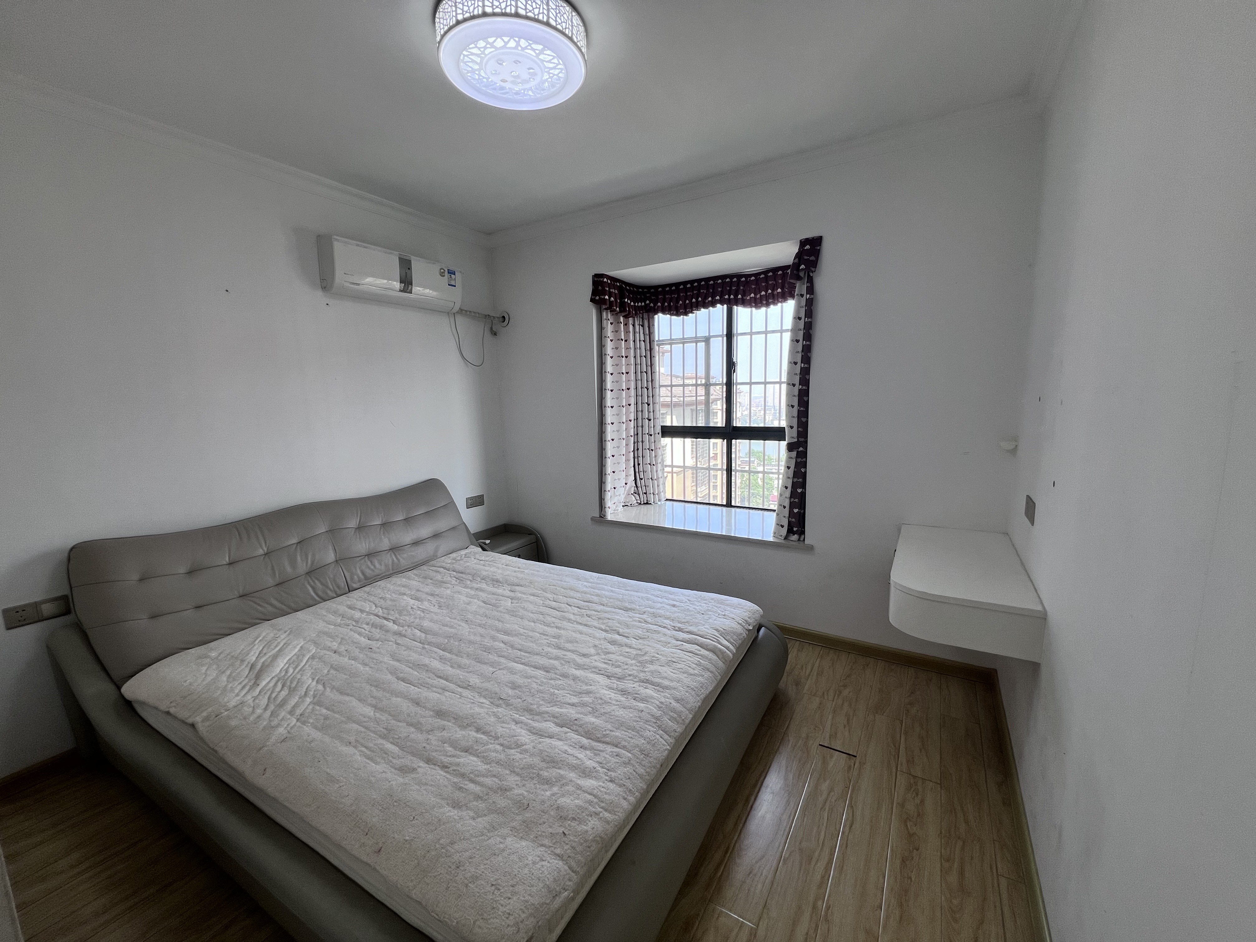 滨江花园  4室2厅2卫    68.8万卧室