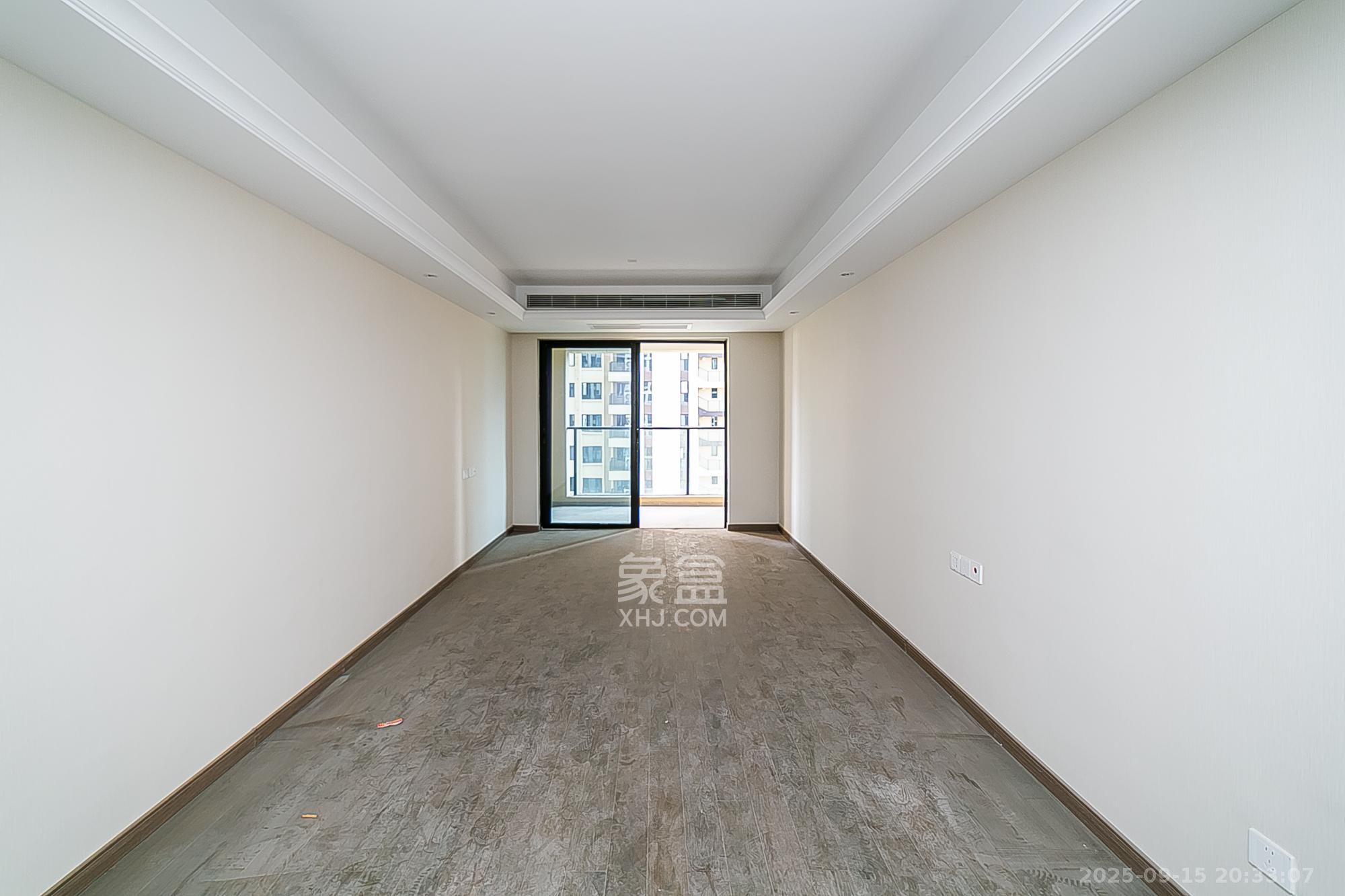 新力铂园(江山云著)  3室2厅2卫    113.8万 新力铂园(江山云著)  3室2厅2卫    113.8万客厅