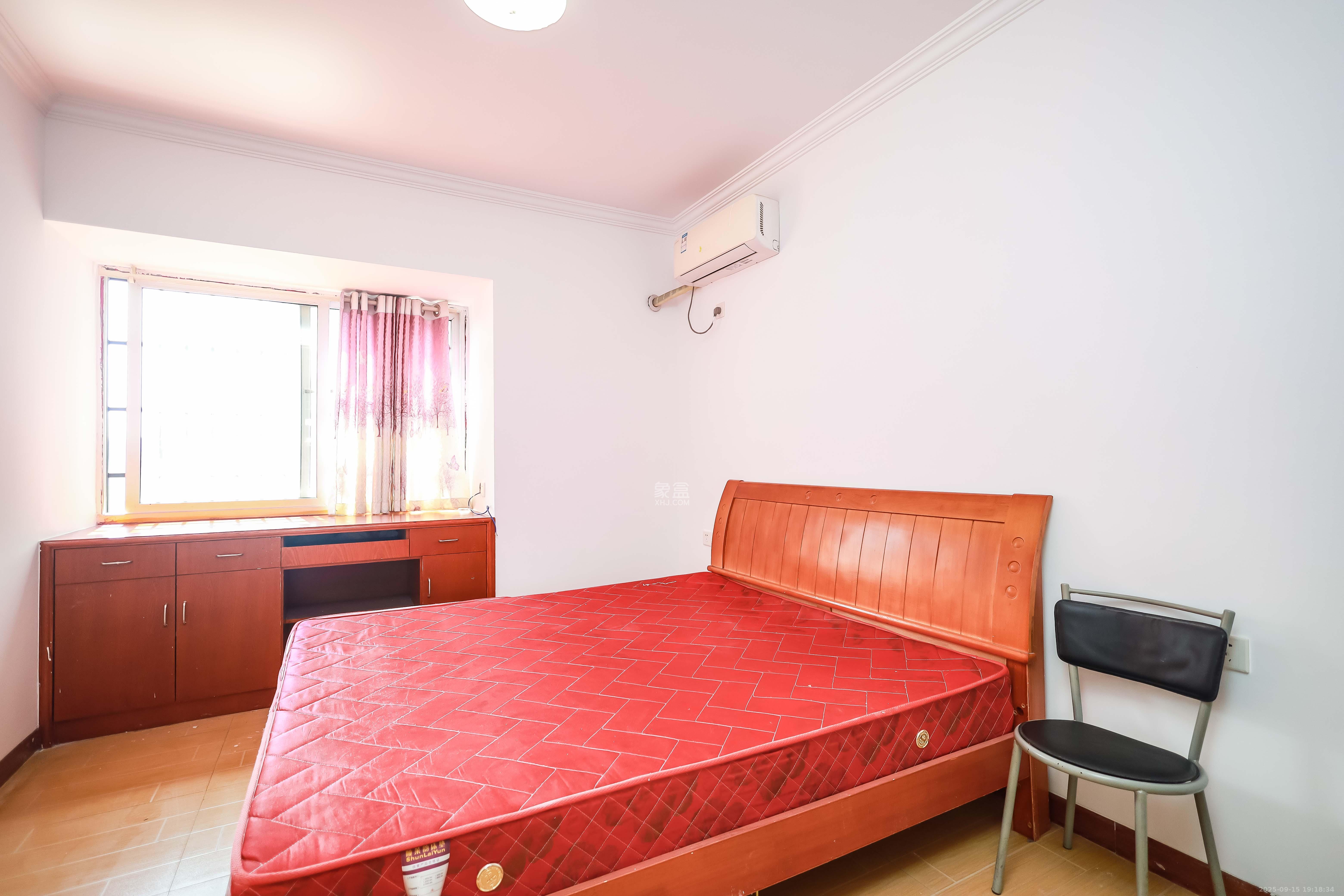 天麓尚层  3室1厅2卫    76.8万卧室