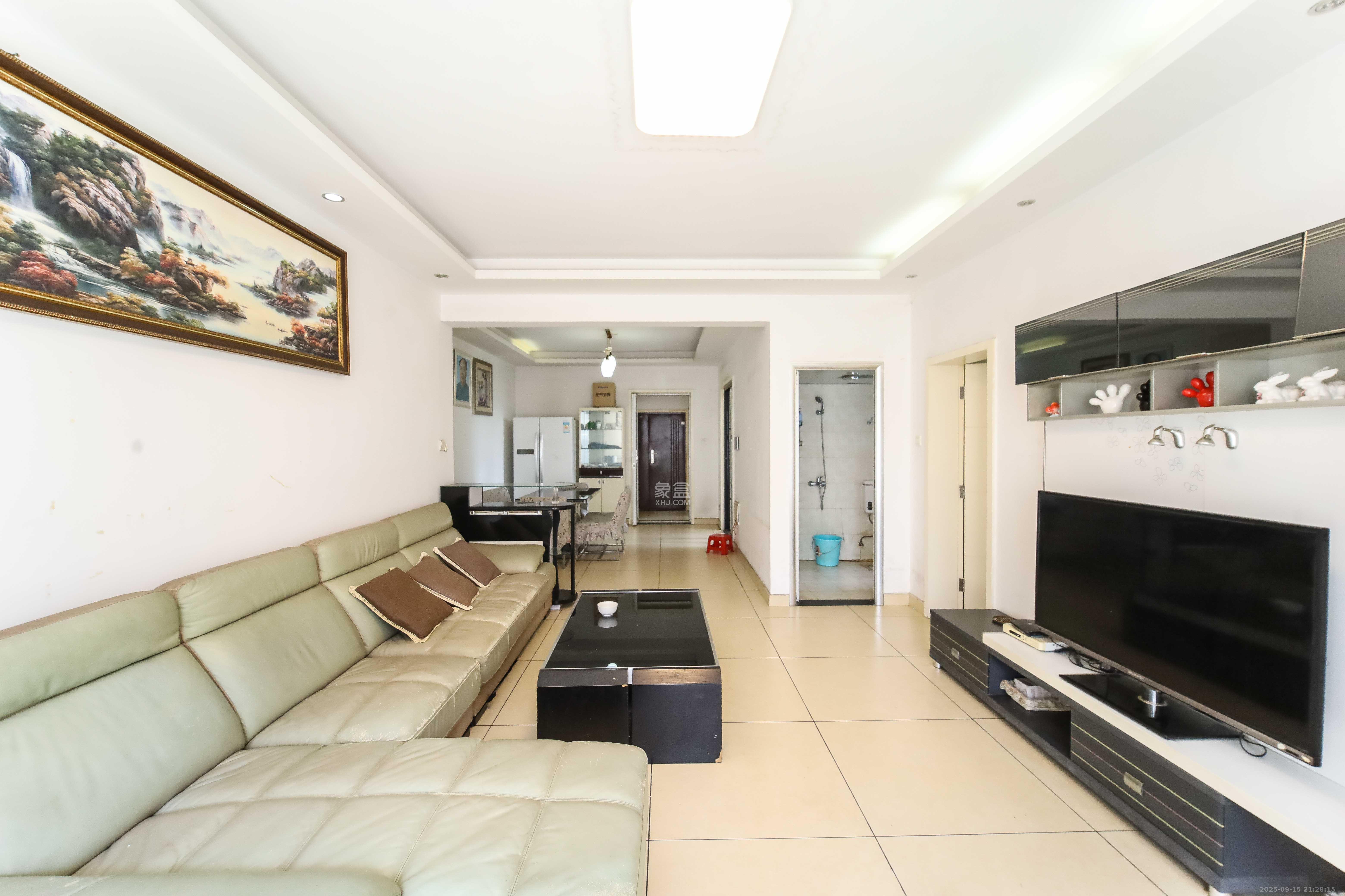 泊爱蓝湾  3室2厅2卫    130.0万客厅