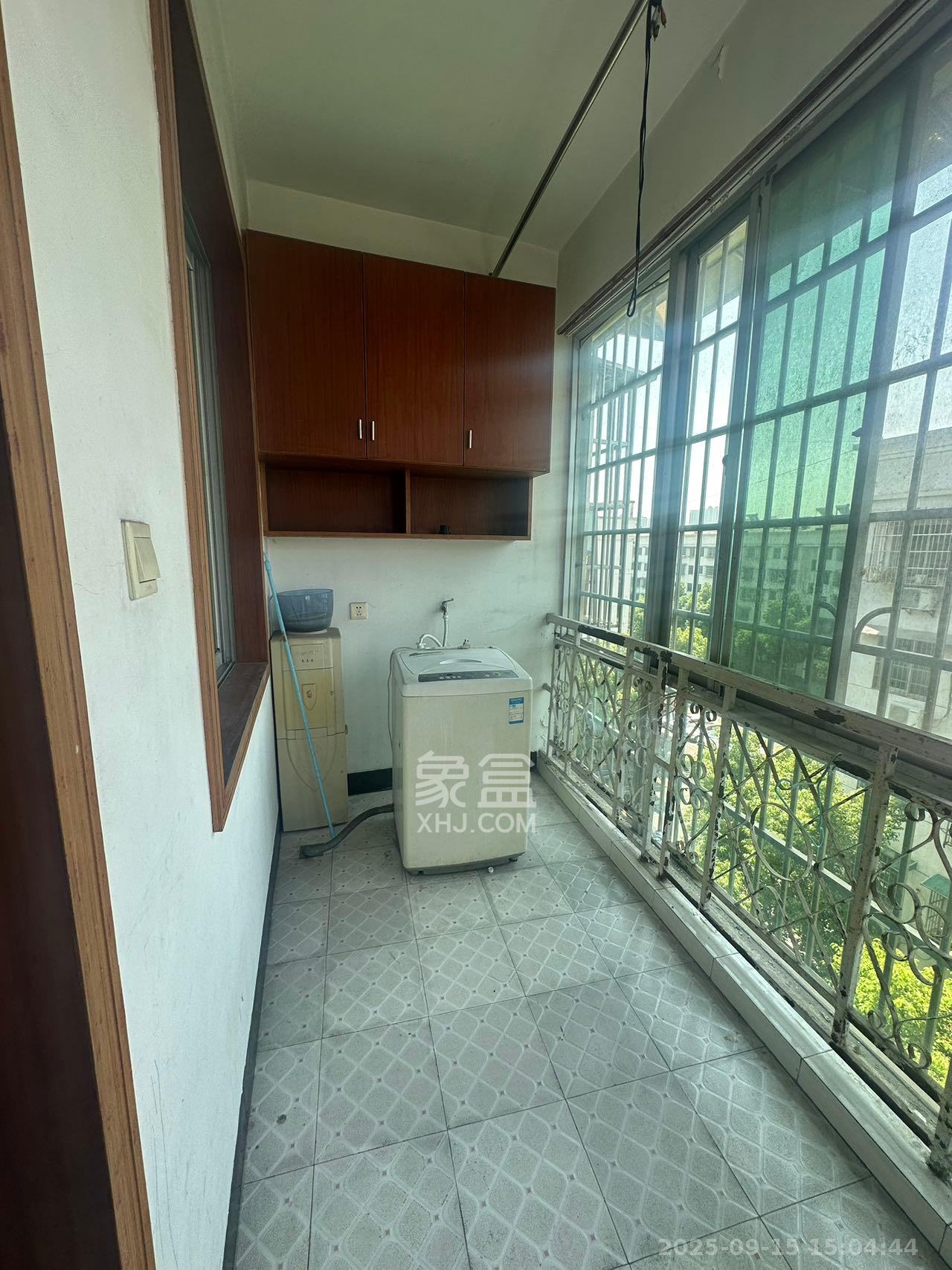 中南汽车世界 2室2厅1卫 1100.0元/月 中南汽车世界 2室2厅1卫 1100.0元/月室内图