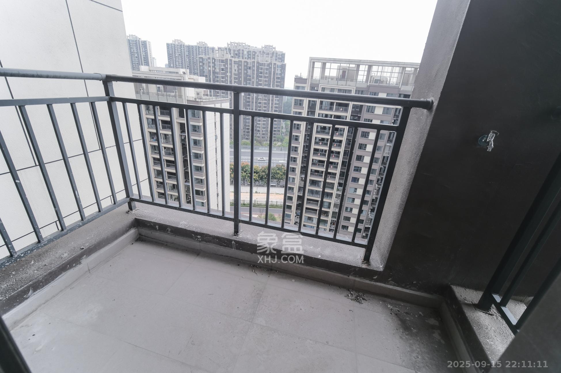 荣盛城  3室2厅2卫    105.8万阳台