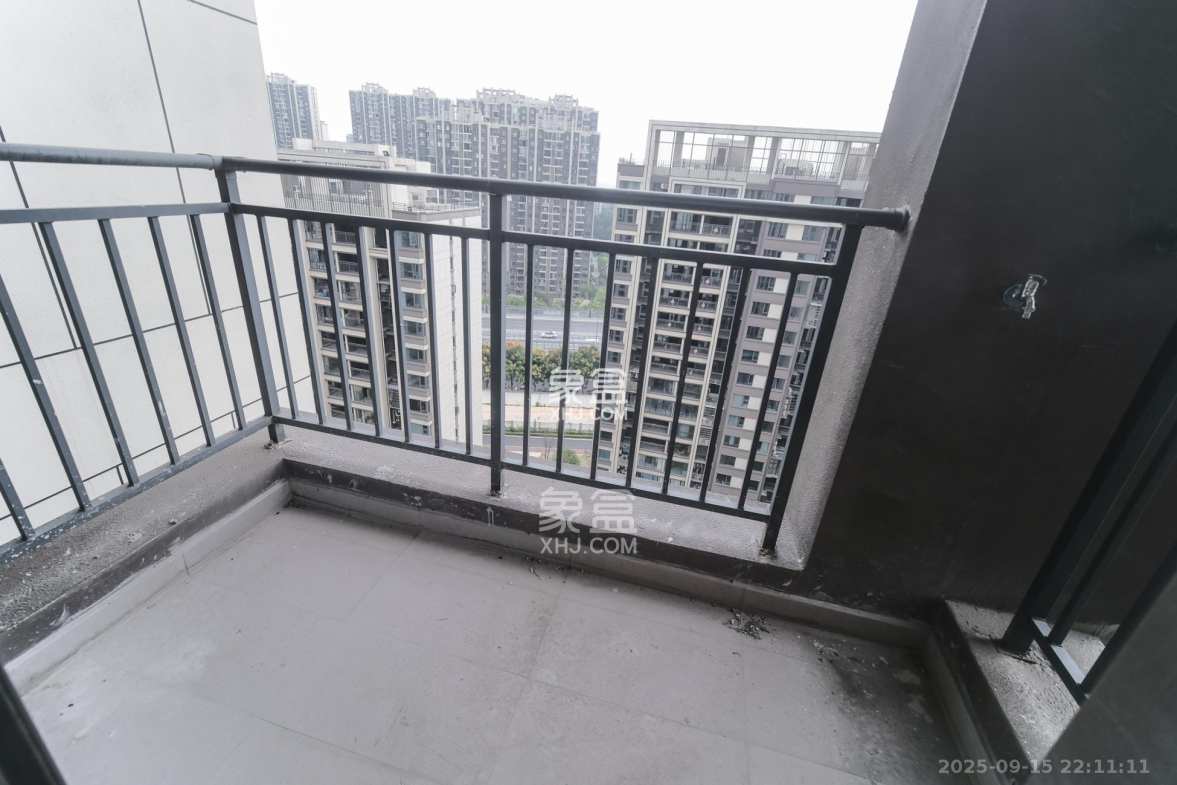 荣盛城  3室2厅2卫    105.8万 荣盛城  3室2厅2卫    105.8万阳台