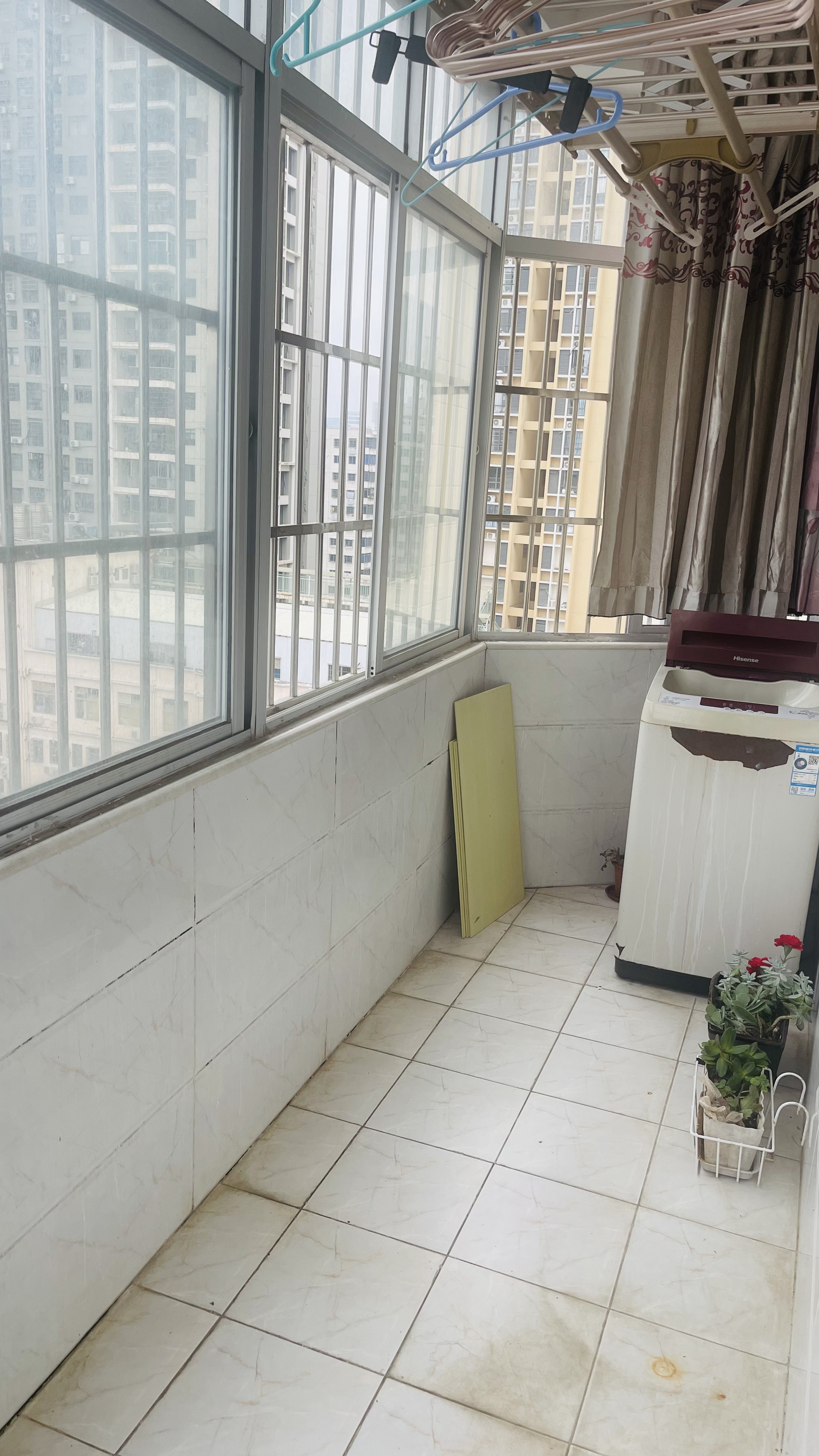 港苑小区 3室2厅1卫 2200.0元/月 港苑小区 3室2厅1卫 2200.0元/月室内图