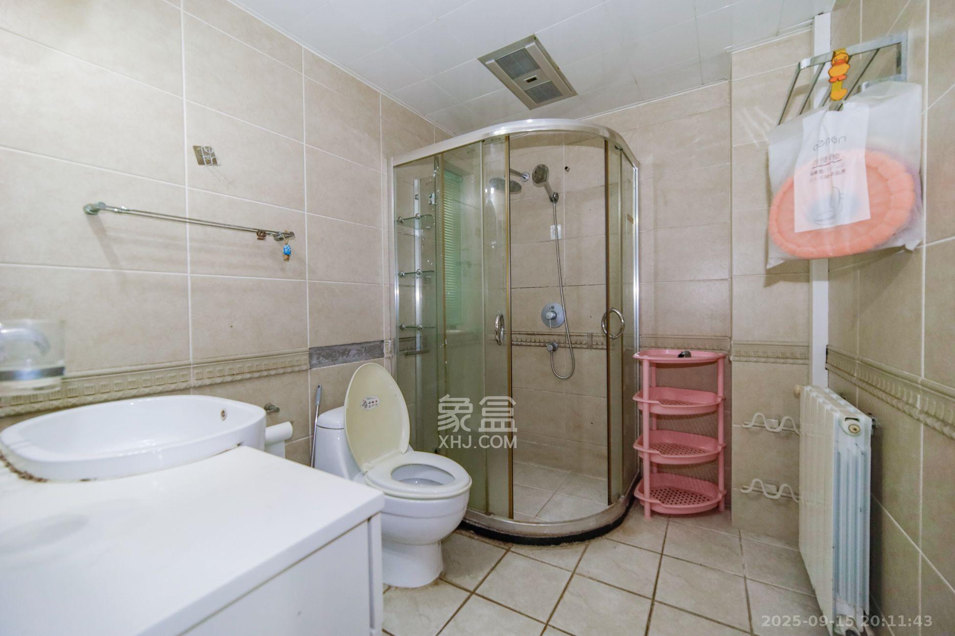 鑫天山水洲城 6室2厅3卫 5600.0元/月 鑫天山水洲城 6室2厅3卫 5600.0元/月室内图