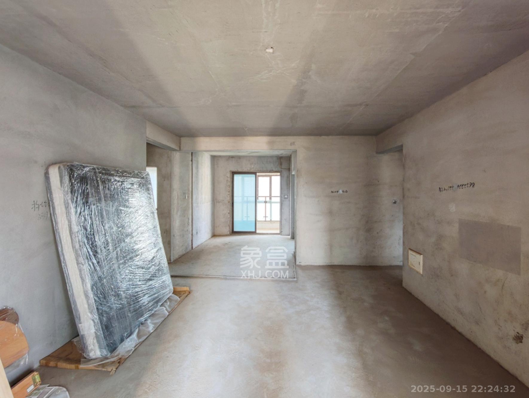 润和滨江府  4室2厅2卫    115.0万 润和滨江府  4室2厅2卫    115.0万客厅