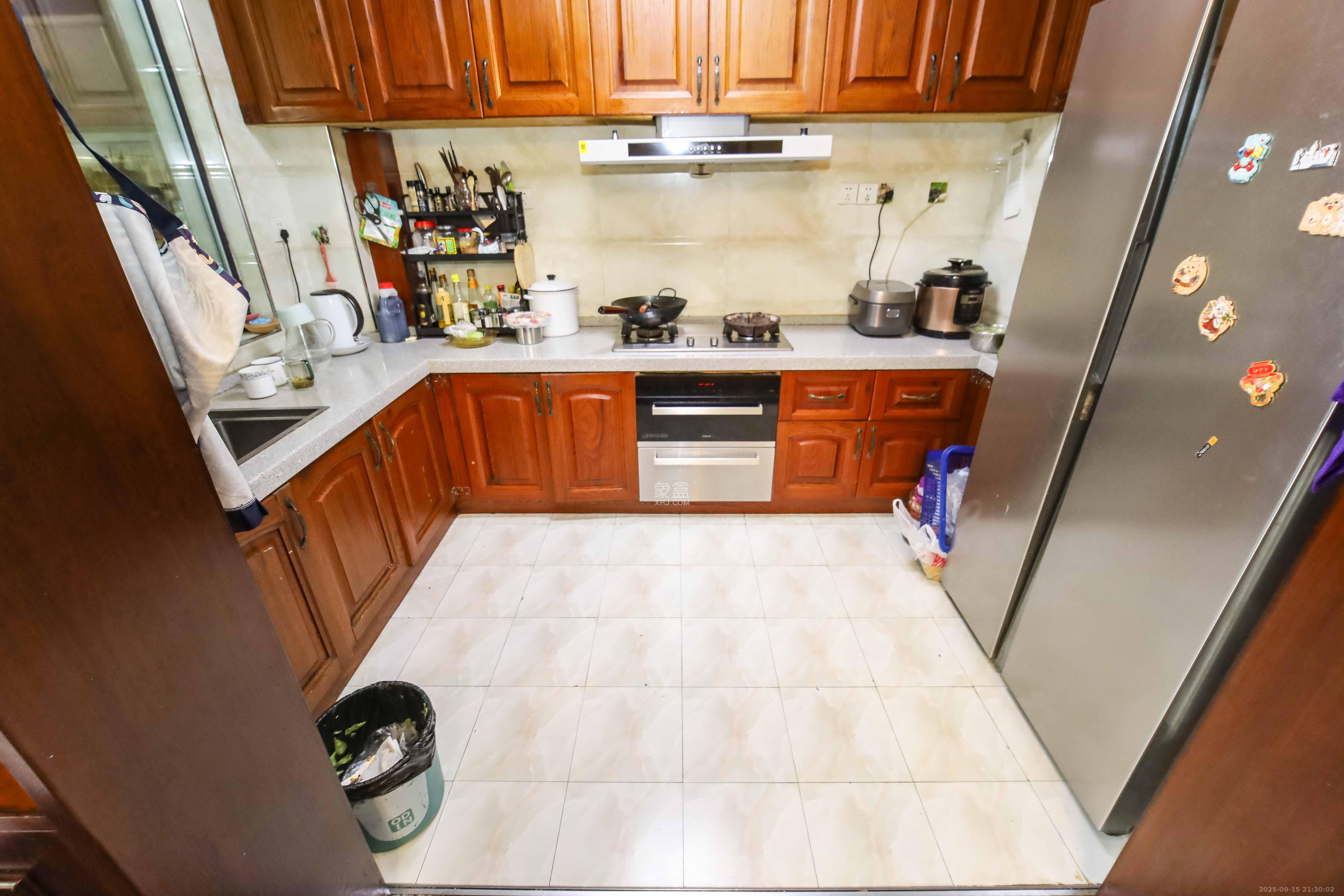 长房白沙湾  4室2厅2卫    175.0万 长房白沙湾  4室2厅2卫    175.0万厨房