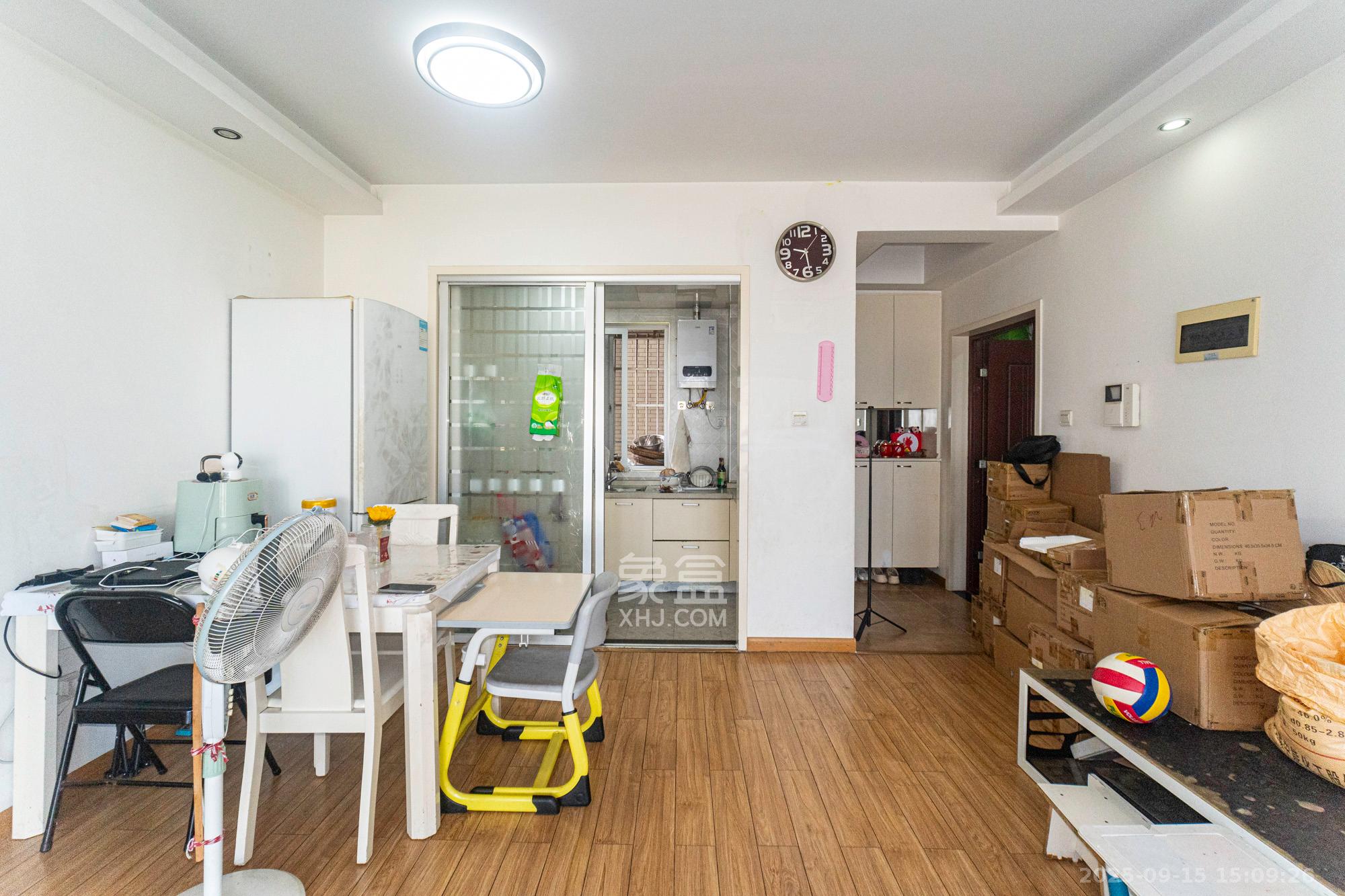 时代星城  3室2厅2卫    68.0万 时代星城  3室2厅2卫    68.0万客厅