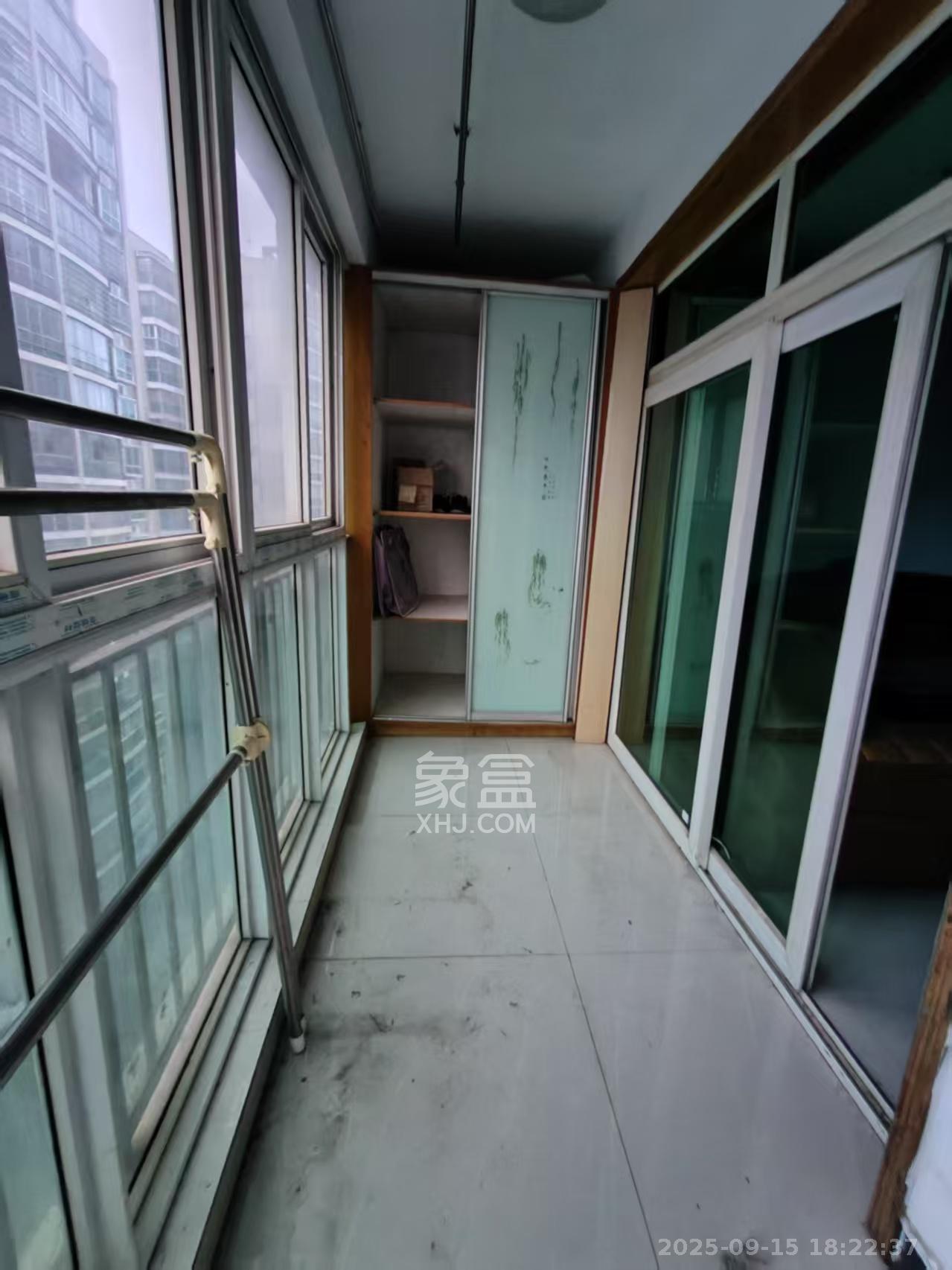 麓谷加州阳光  3室2厅2卫    2800.0元/月室内图