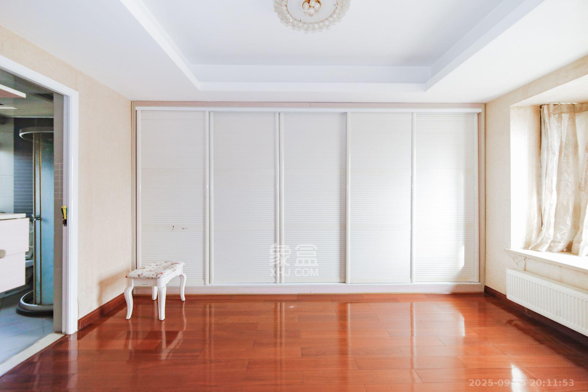 鑫天山水洲城 6室2厅3卫 5600.0元/月 鑫天山水洲城 6室2厅3卫 5600.0元/月室内图