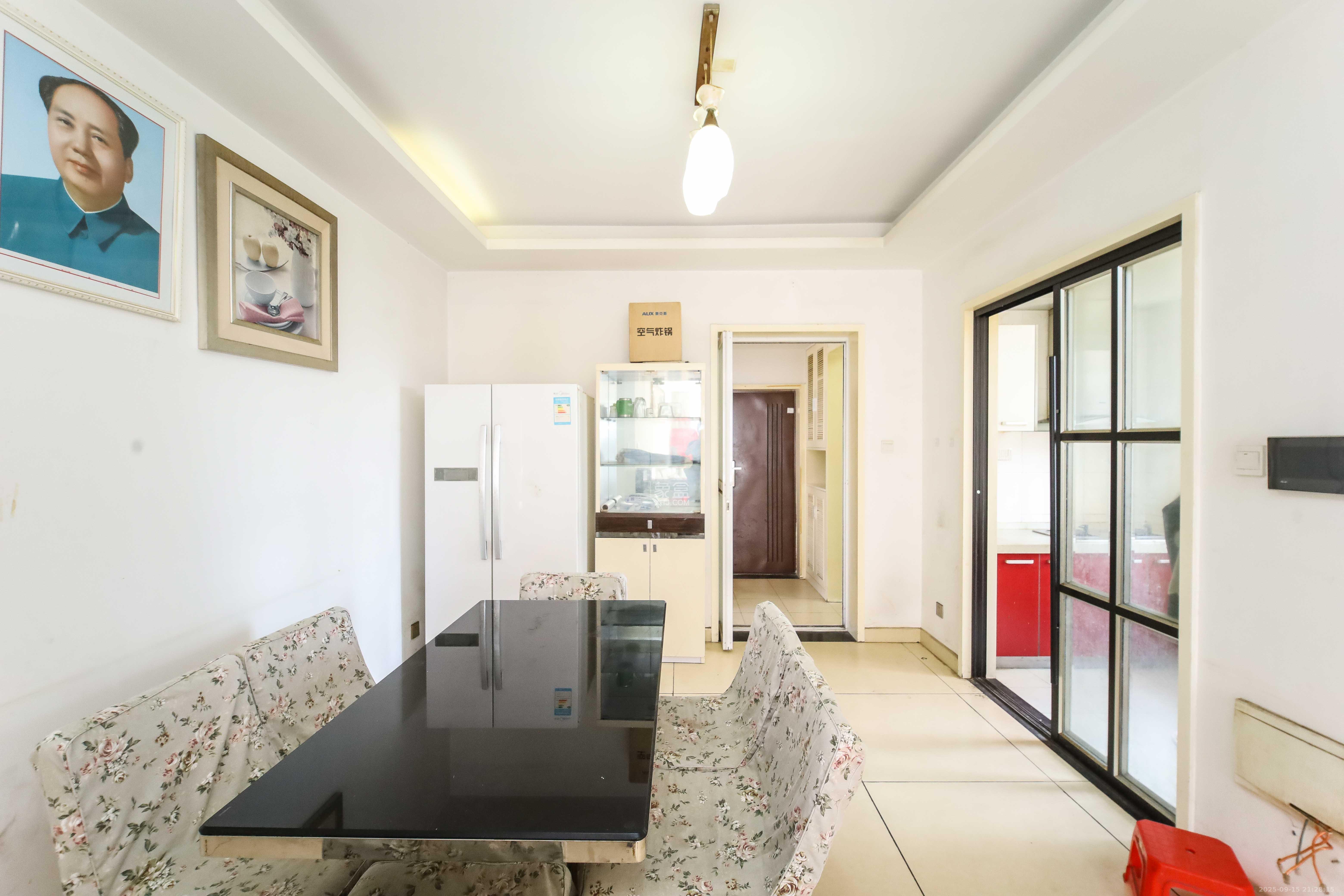 泊爱蓝湾  3室2厅2卫    130.0万客厅