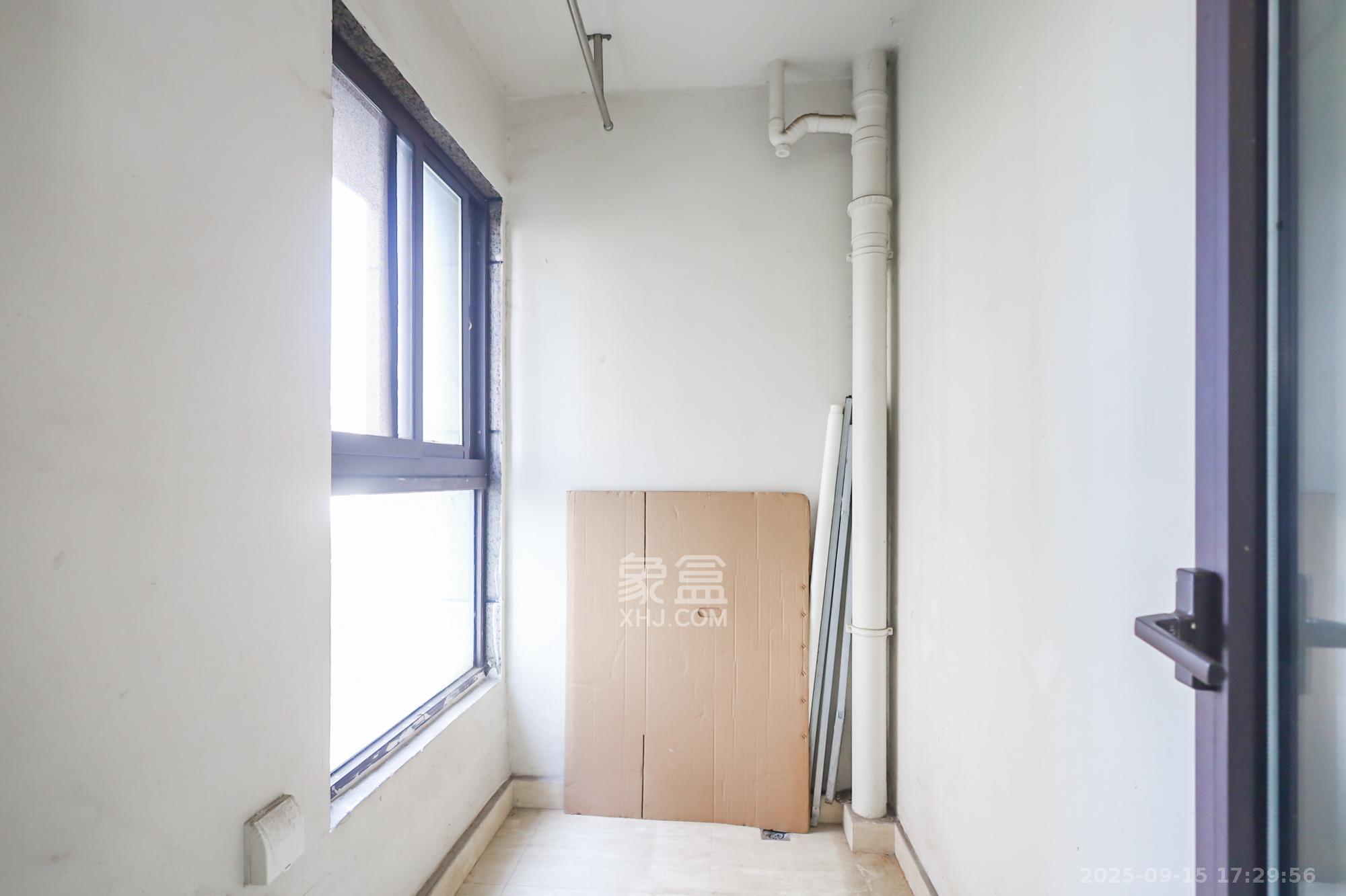 绿地中央广场  4室2厅2卫   210.00万阳台