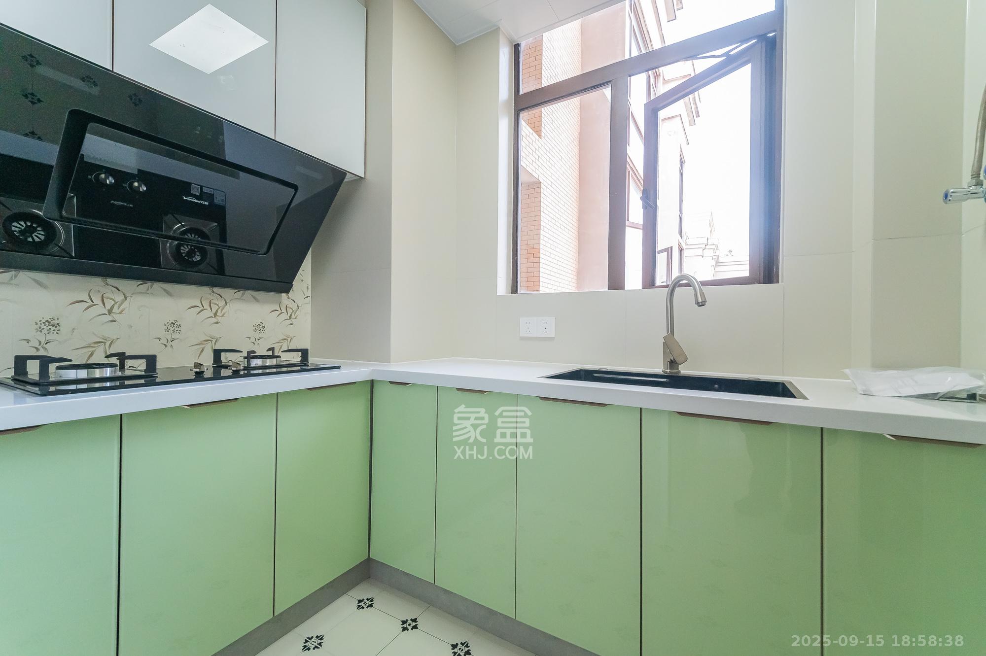 水岸世景  2室2厅1卫    59.8万厨房