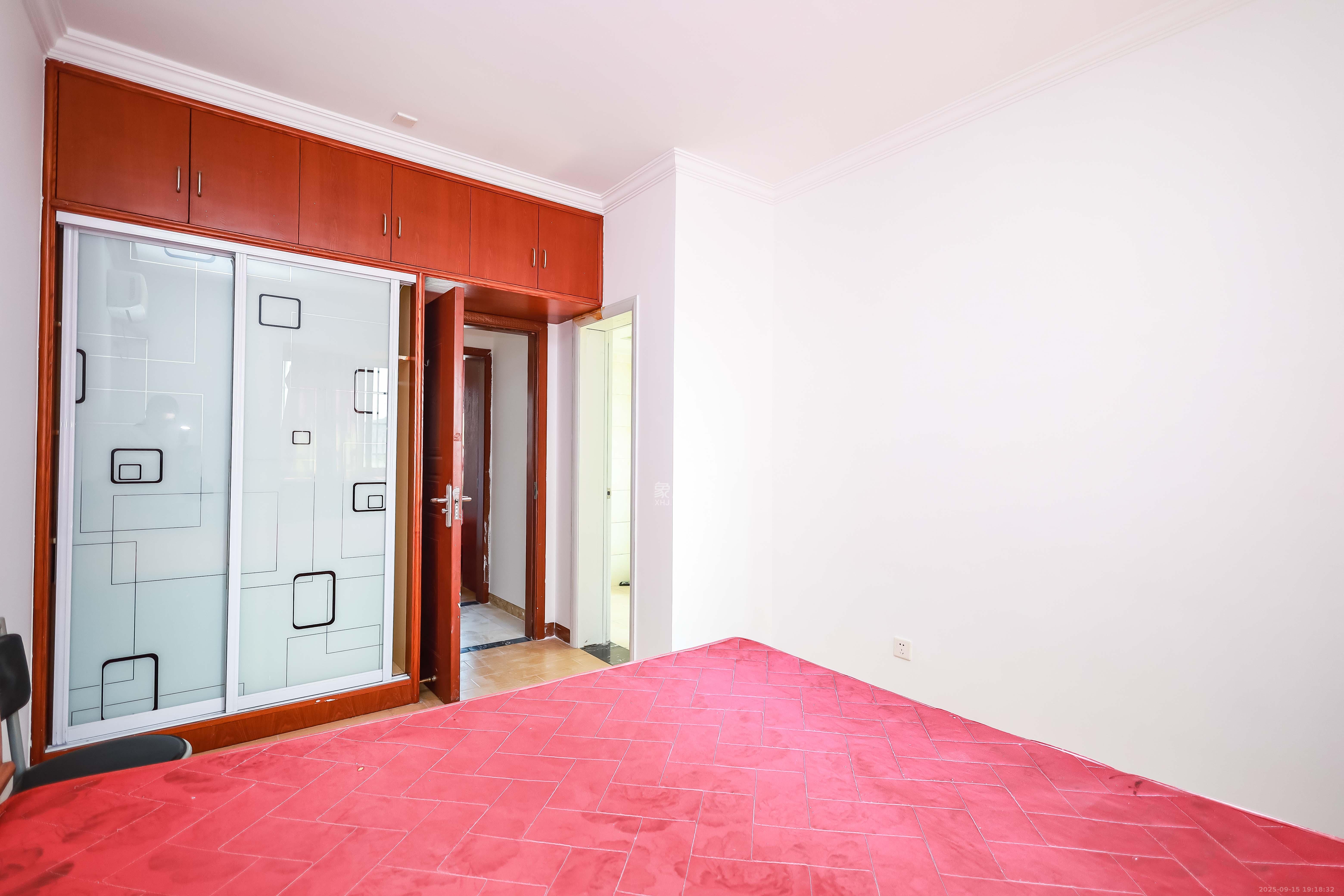 天麓尚层  3室1厅2卫    76.8万卧室