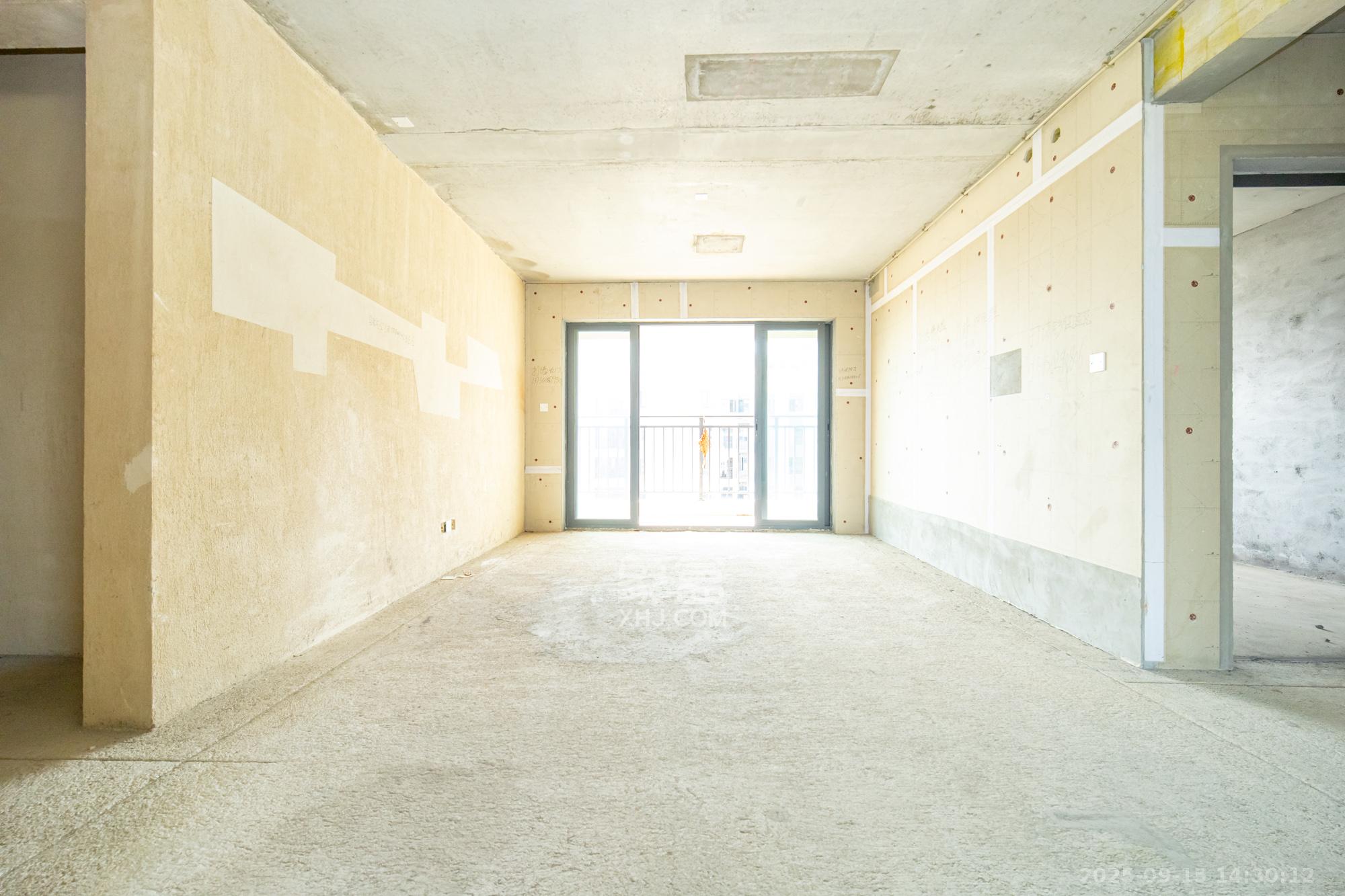 保利和光尘樾  4室2厅2卫    142.0万客厅