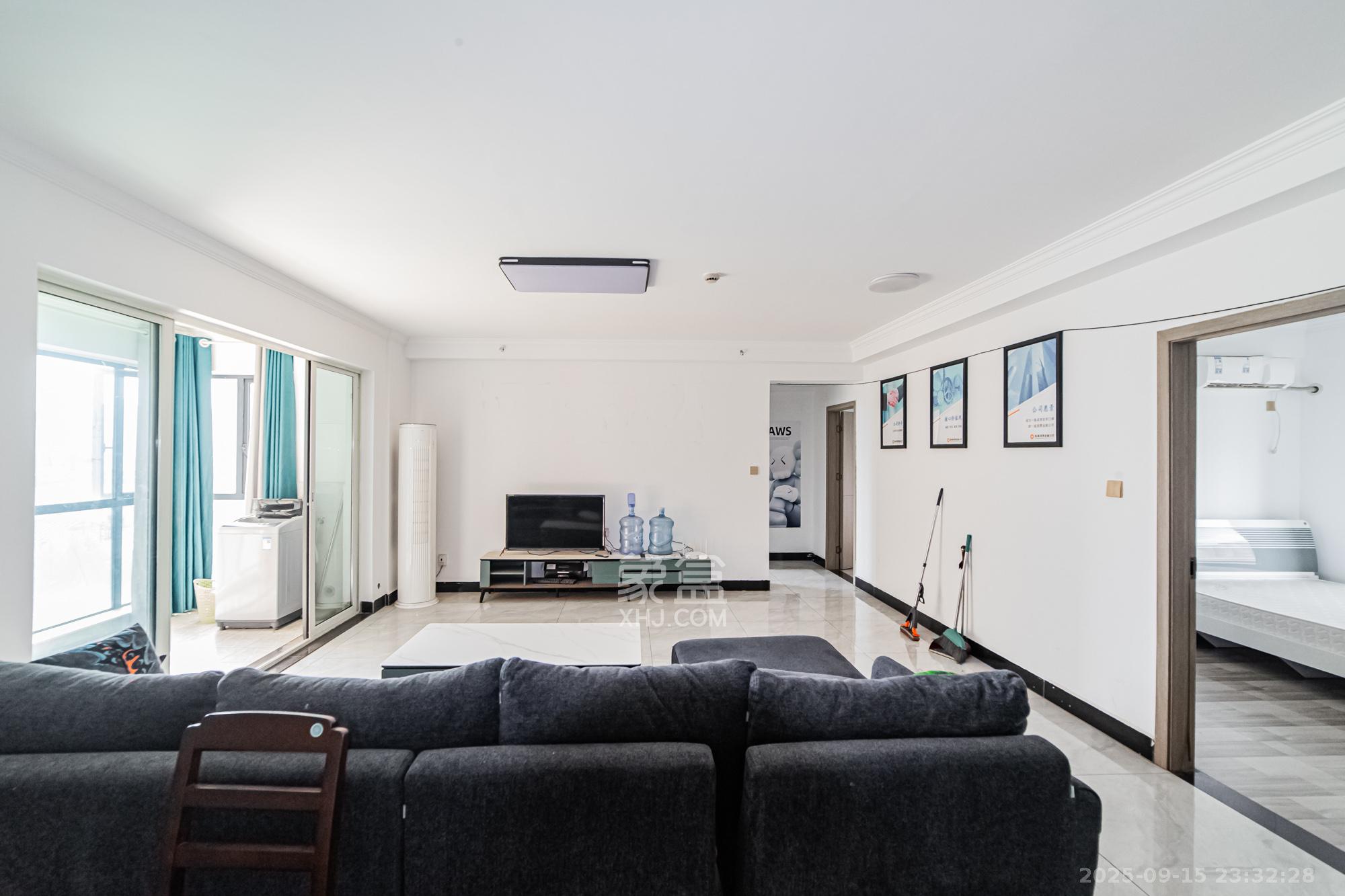 北辰三角洲E7区 4室2厅2卫 255.0万 北辰三角洲E7区 4室2厅2卫 255.0万客厅