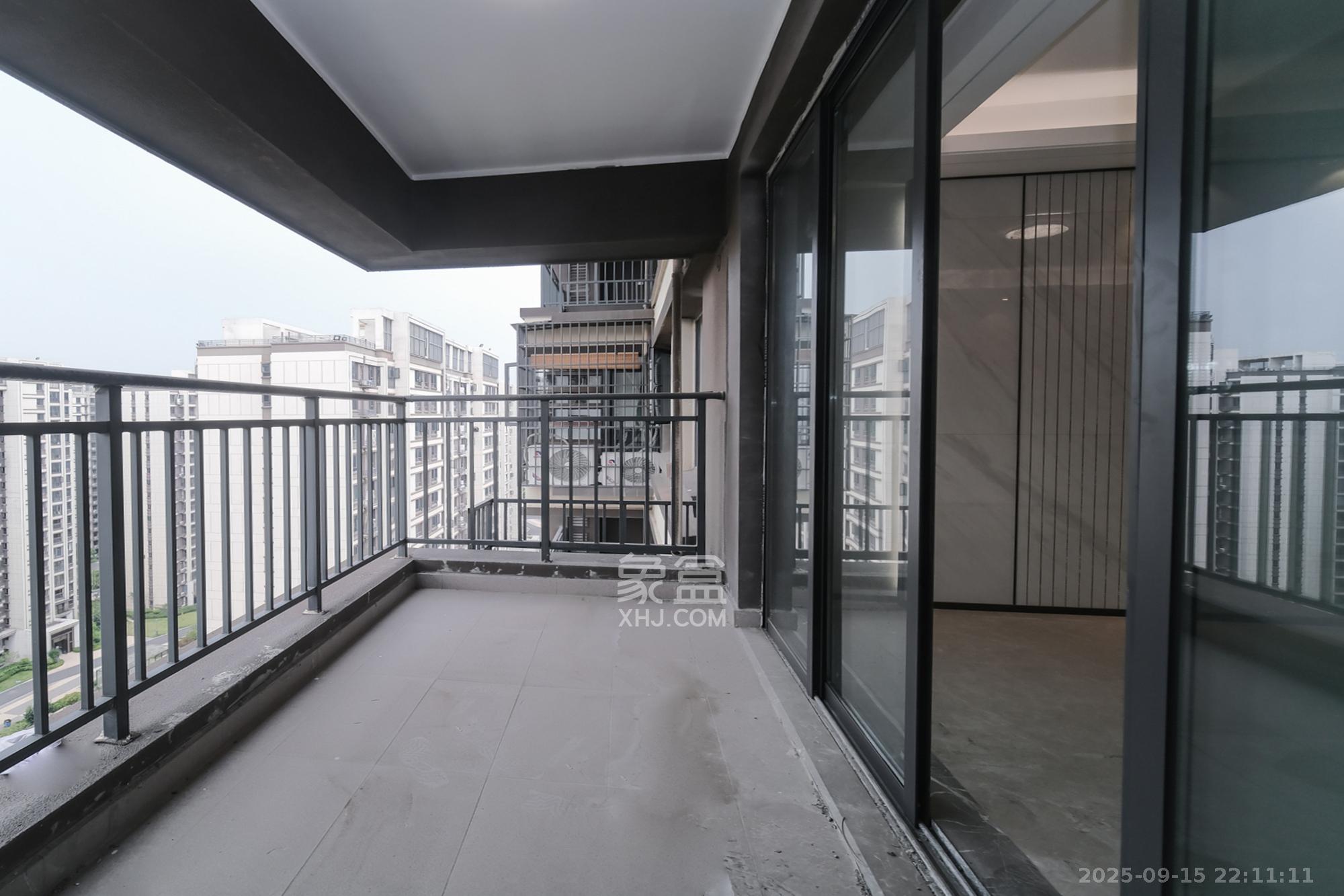 荣盛城  3室2厅2卫    105.8万阳台