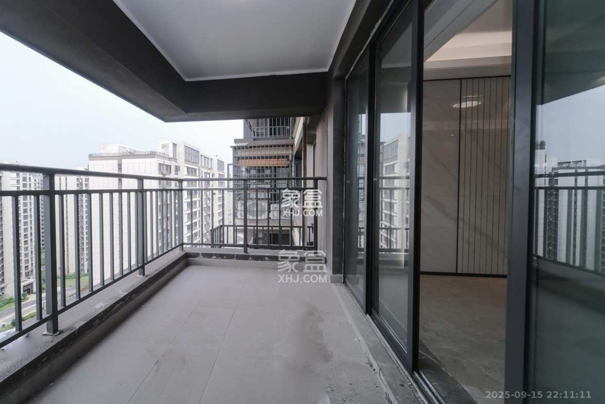 荣盛城  3室2厅2卫    105.8万 荣盛城  3室2厅2卫    105.8万阳台