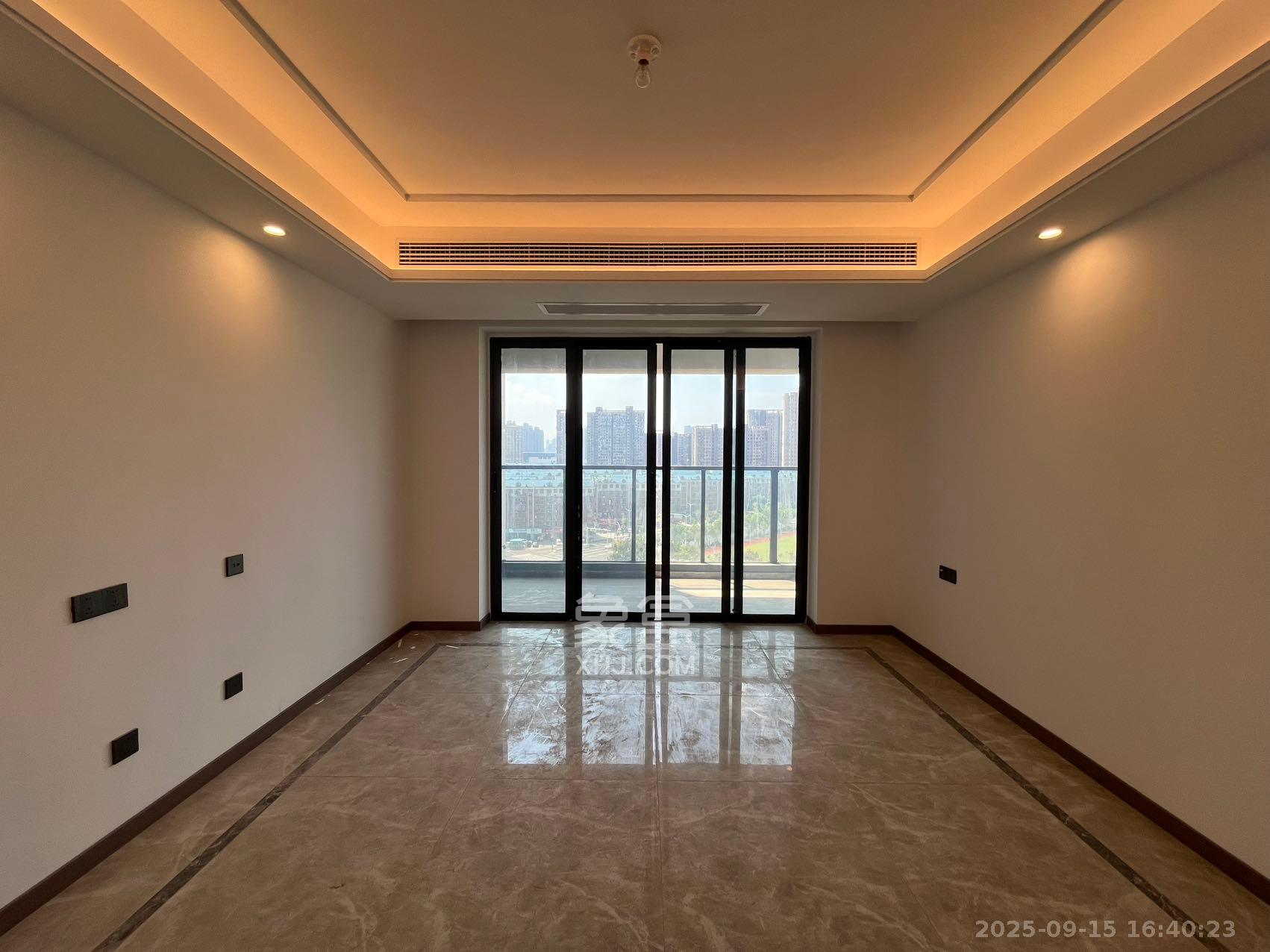 绿地V岛  4室2厅2卫    3500.0元/月 绿地V岛  4室2厅2卫    3500.0元/月室内图