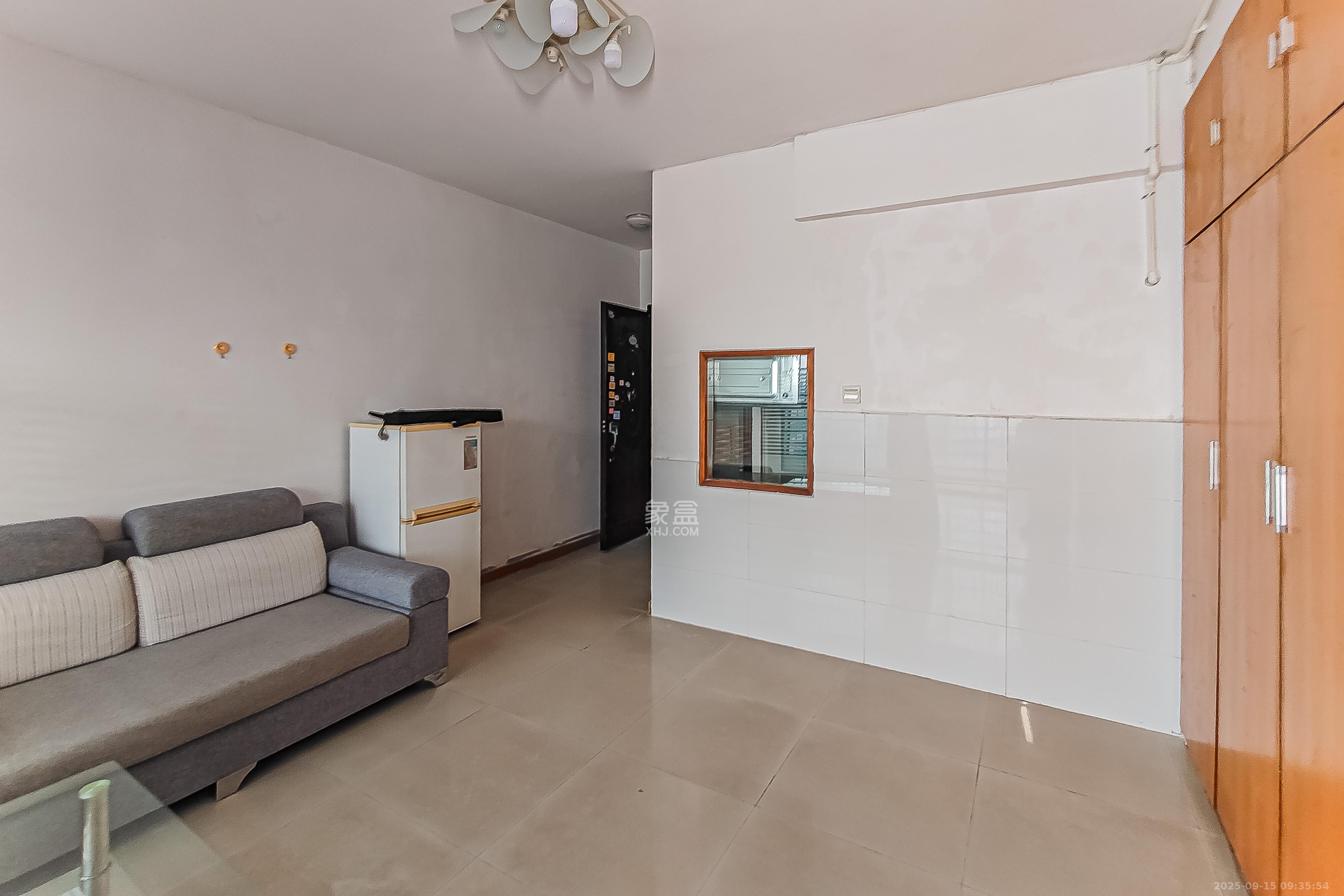 海利华宫大厦  1室1厅1卫    33.0万客厅