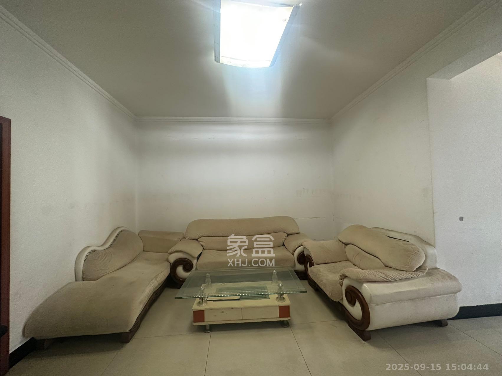 中南汽车世界 2室2厅1卫 1100.0元/月 中南汽车世界 2室2厅1卫 1100.0元/月室内图