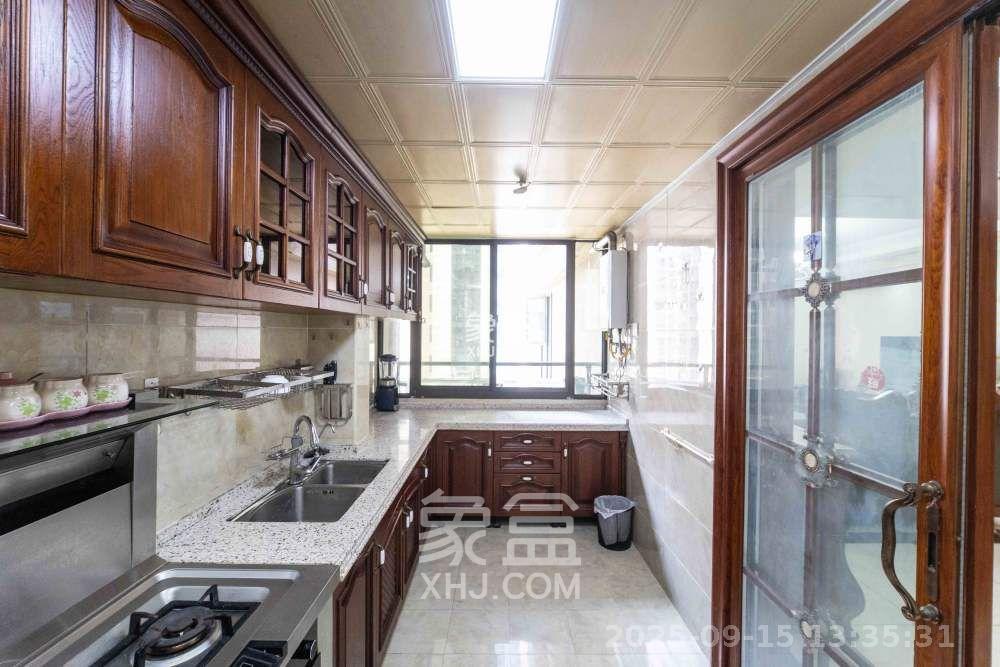 红橡华园(菲莎公馆)  3室2厅2卫    4000.0元/月室内图