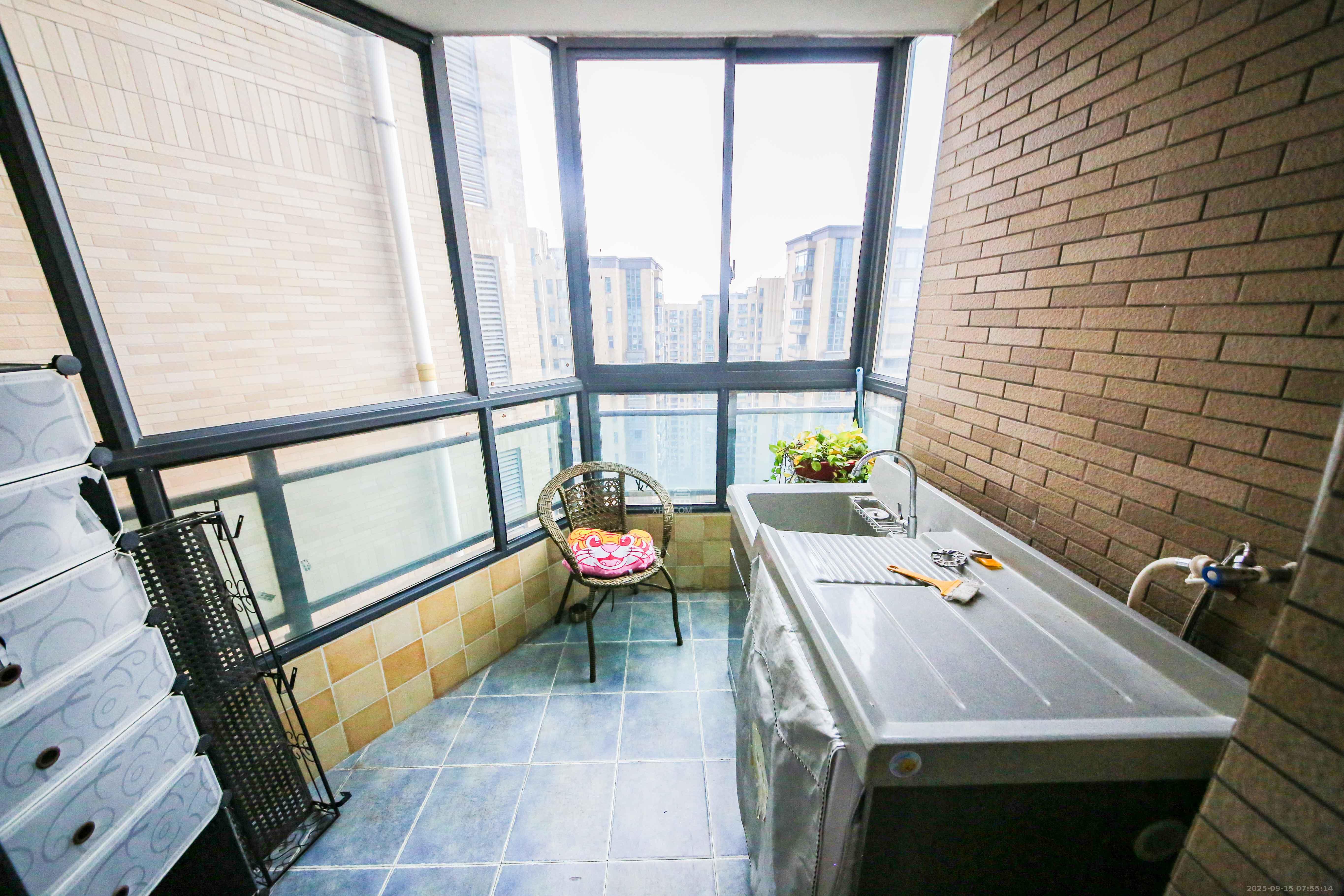 湘府9号 3室2厅2卫 138.0万 湘府9号 3室2厅2卫 138.0万阳台