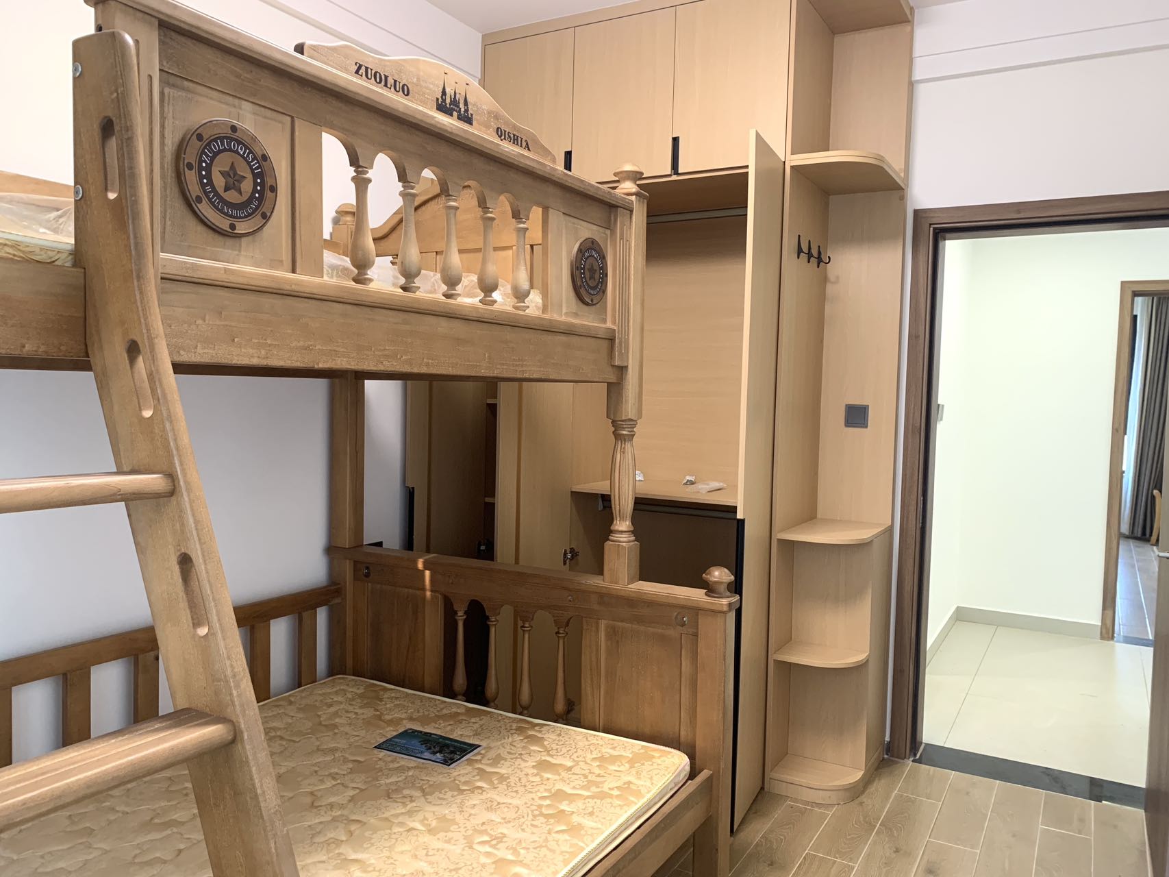 海航豪庭南苑 3室2厅1卫 275.0万 海航豪庭南苑 3室2厅1卫 275.0万客厅