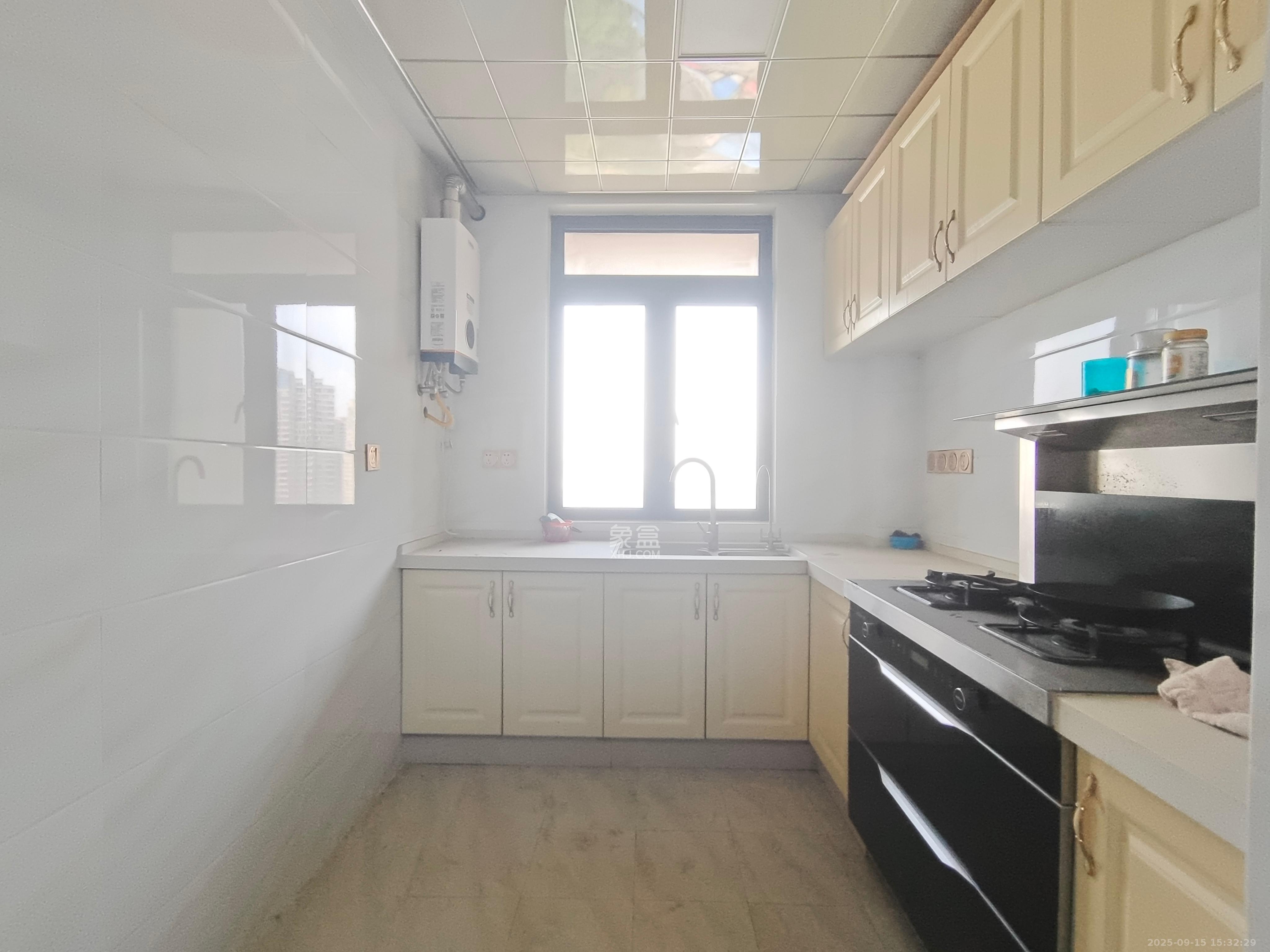 藏珑湖上国际花园  3室2厅2卫    3500.0元/月室内图