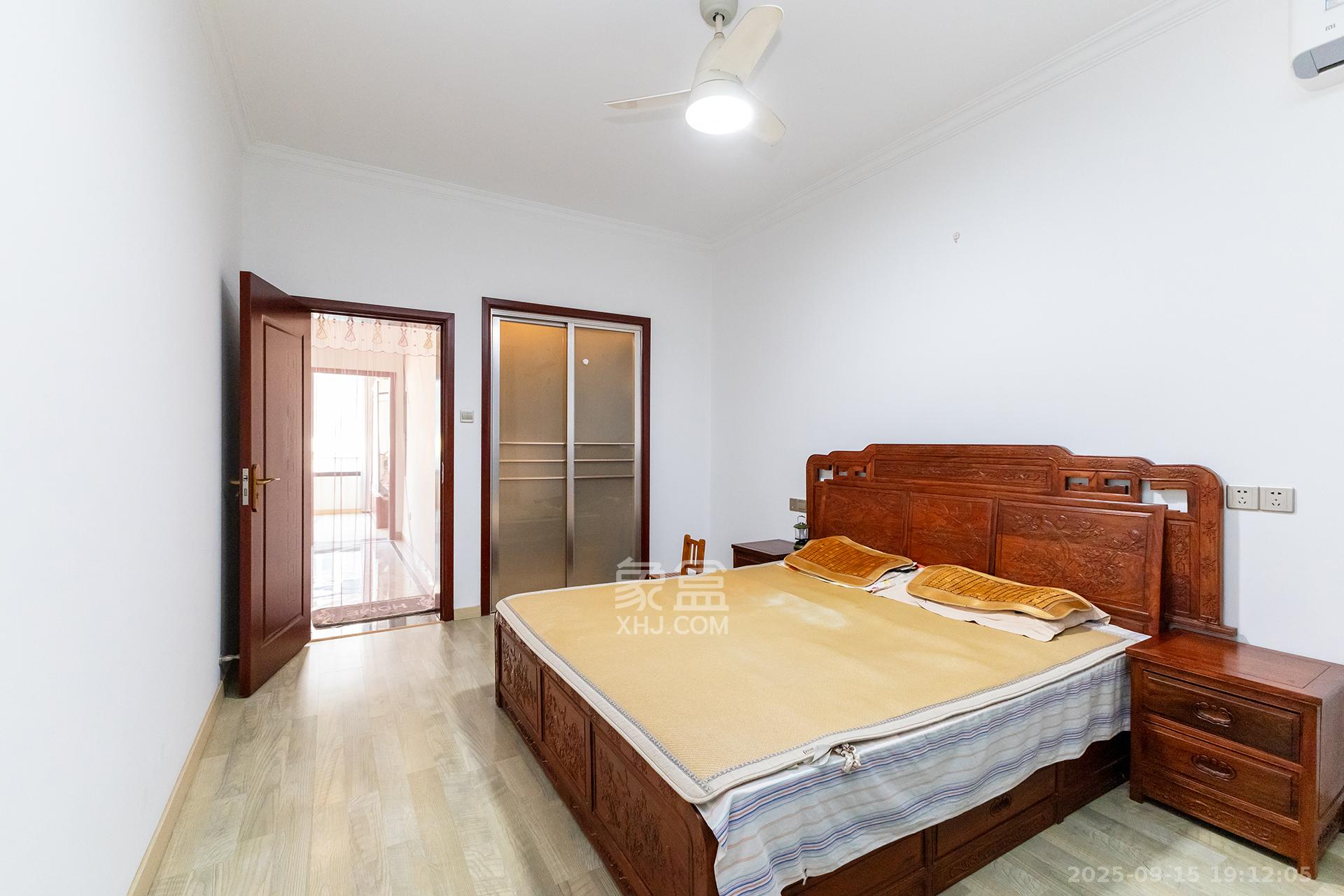 龙湖璟宸原著(龙湖紫宸) 5室2厅4卫 480.0万 龙湖璟宸原著(龙湖紫宸) 5室2厅4卫 480.0万卧室